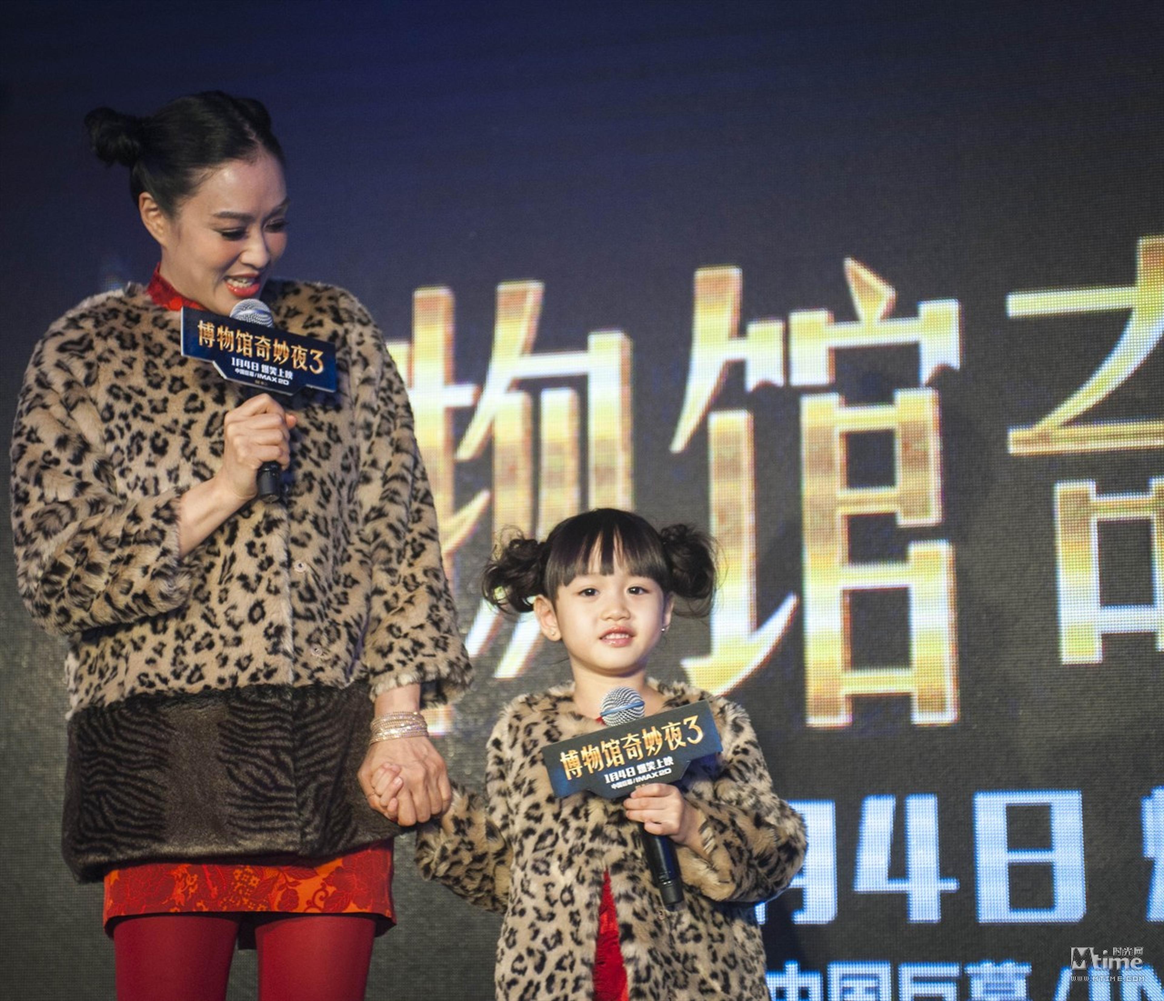 钟丽缇和女儿Cayla考拉接受主持人的访问