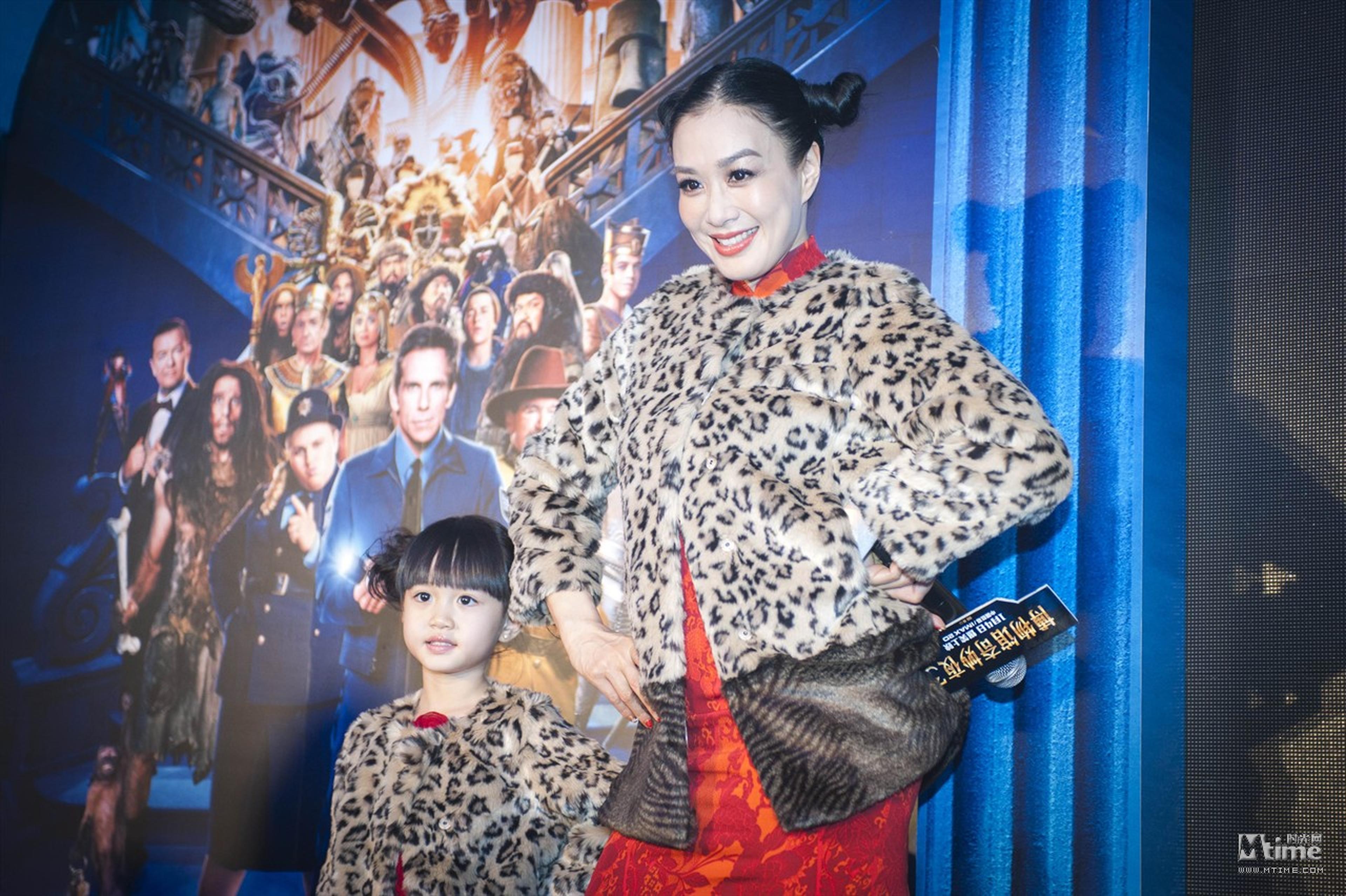 新萌主Cayla考拉和妈妈钟丽缇摆卖萌pose