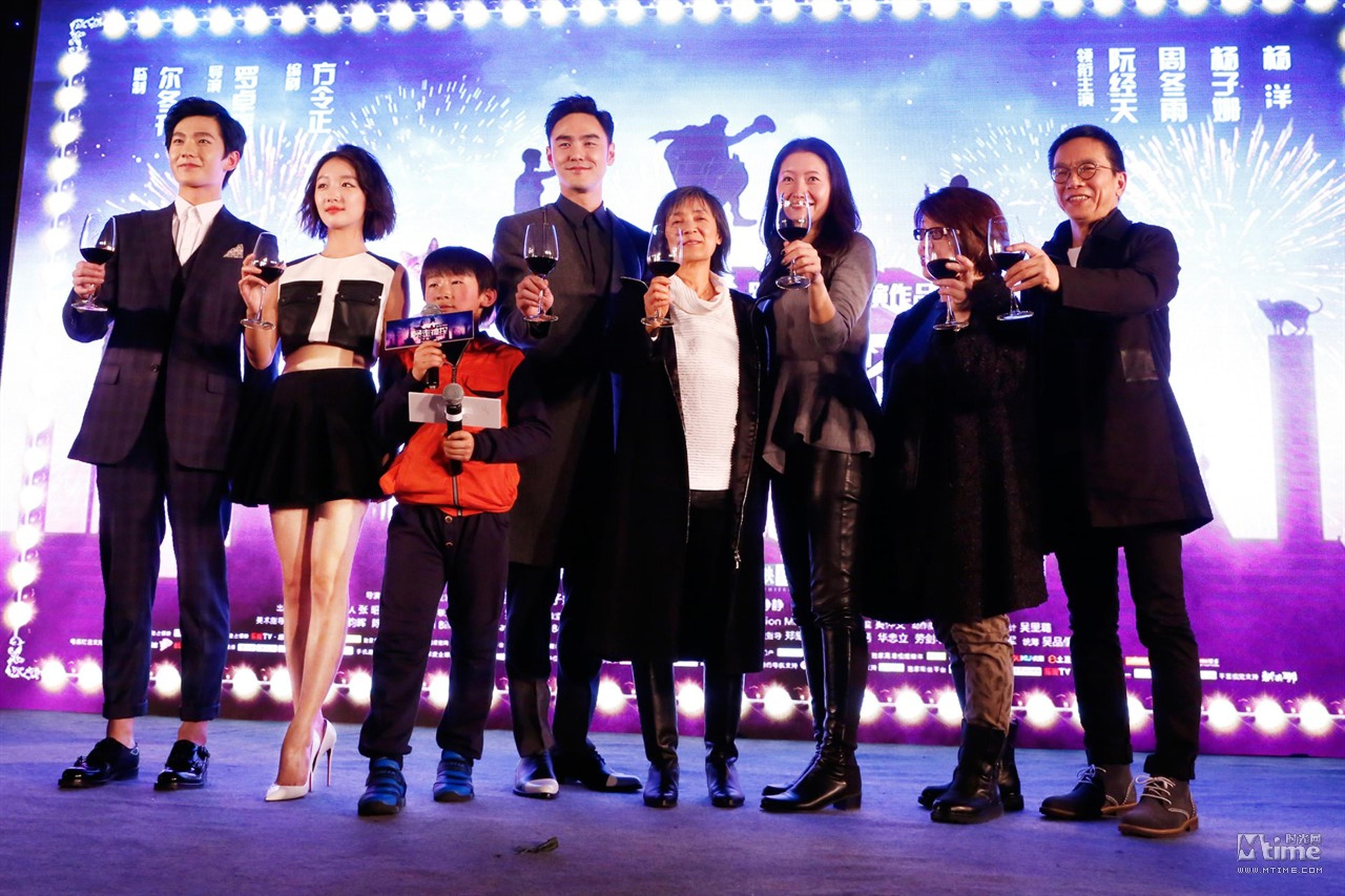 《暴走神探》主创集体祝酒共祝票房大卖