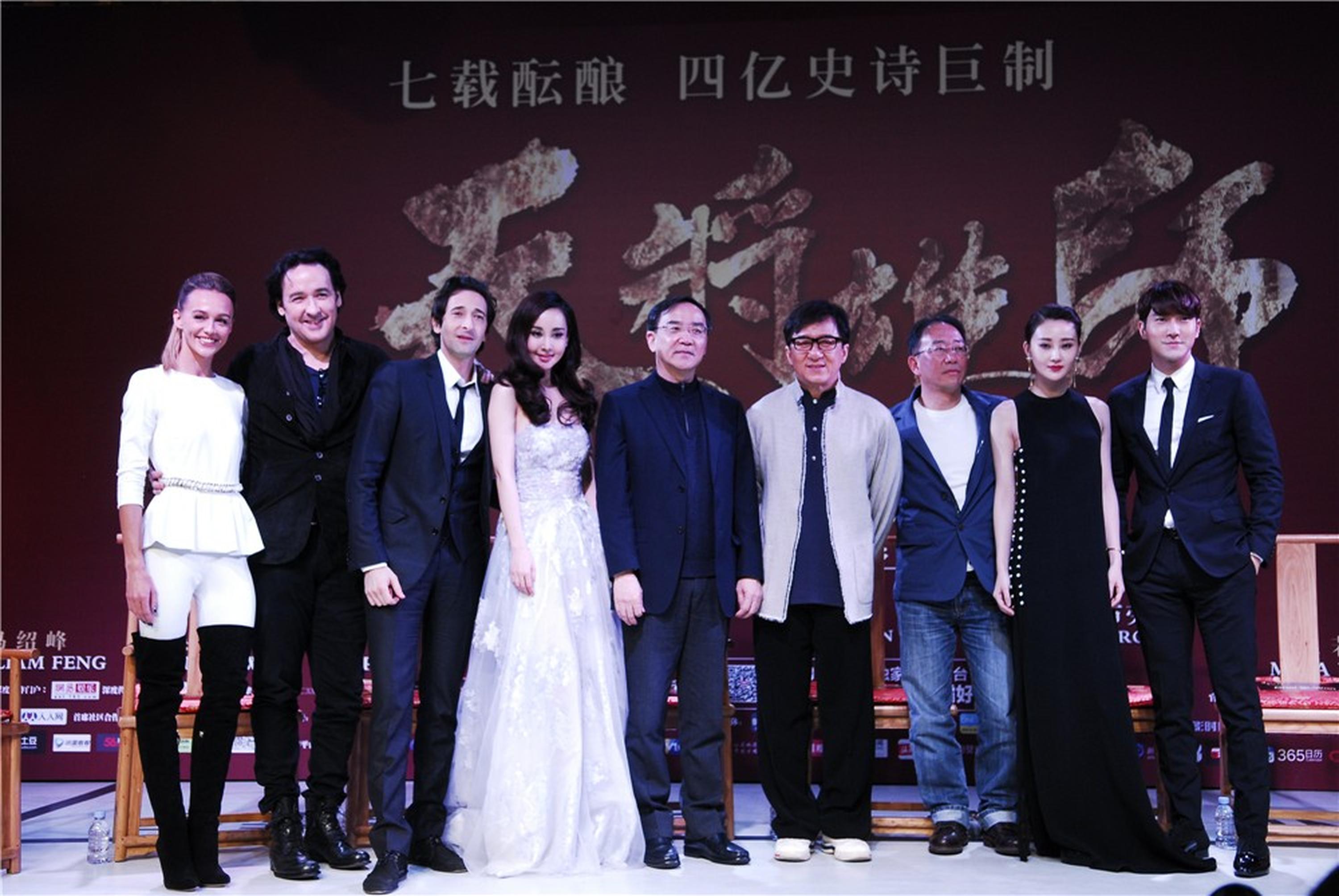 《天将雄狮》上海见面会主创合影。