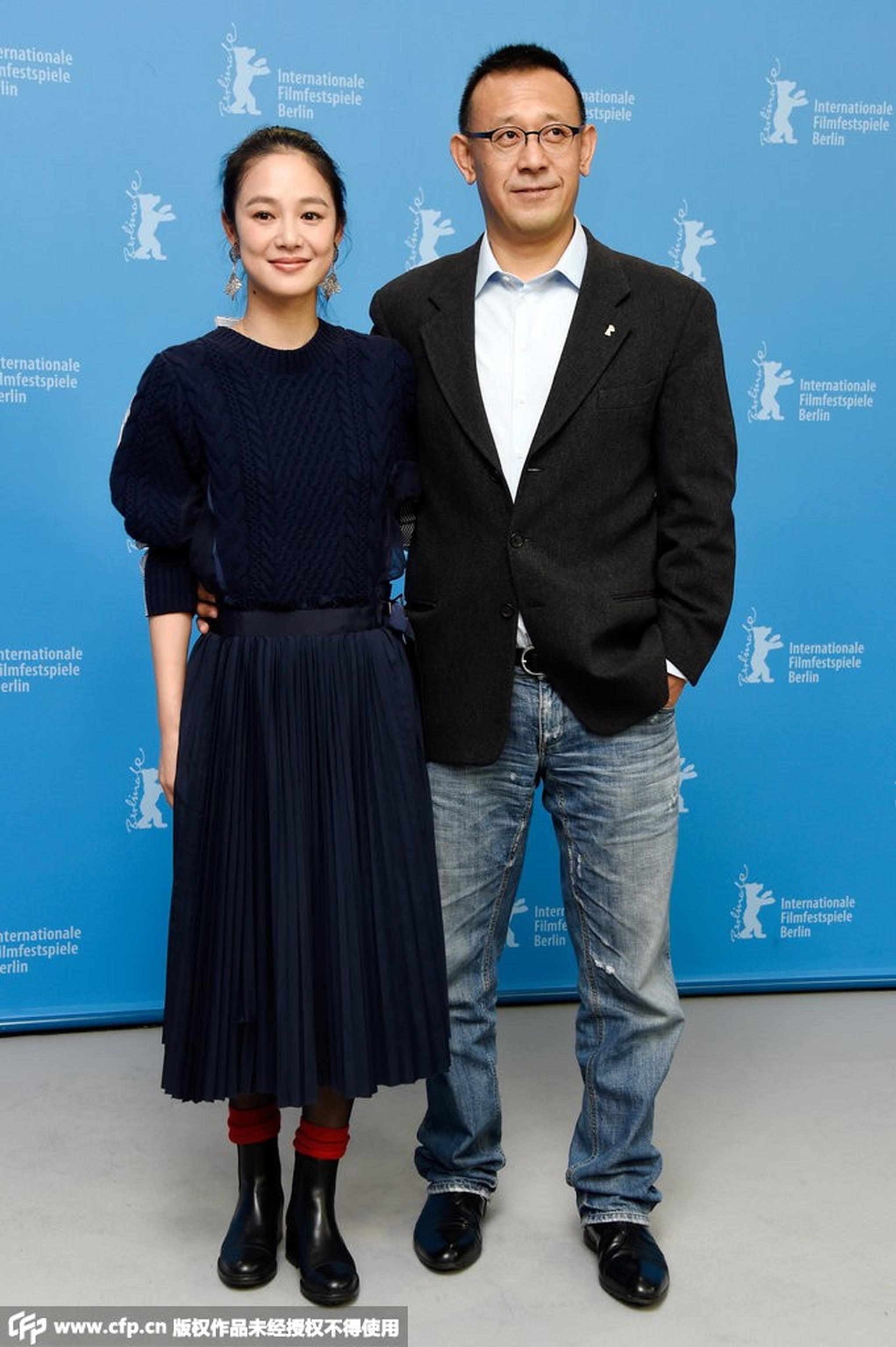 姜文与周韵柏林Photo call合影，周韵的“红袜子”惹人注意