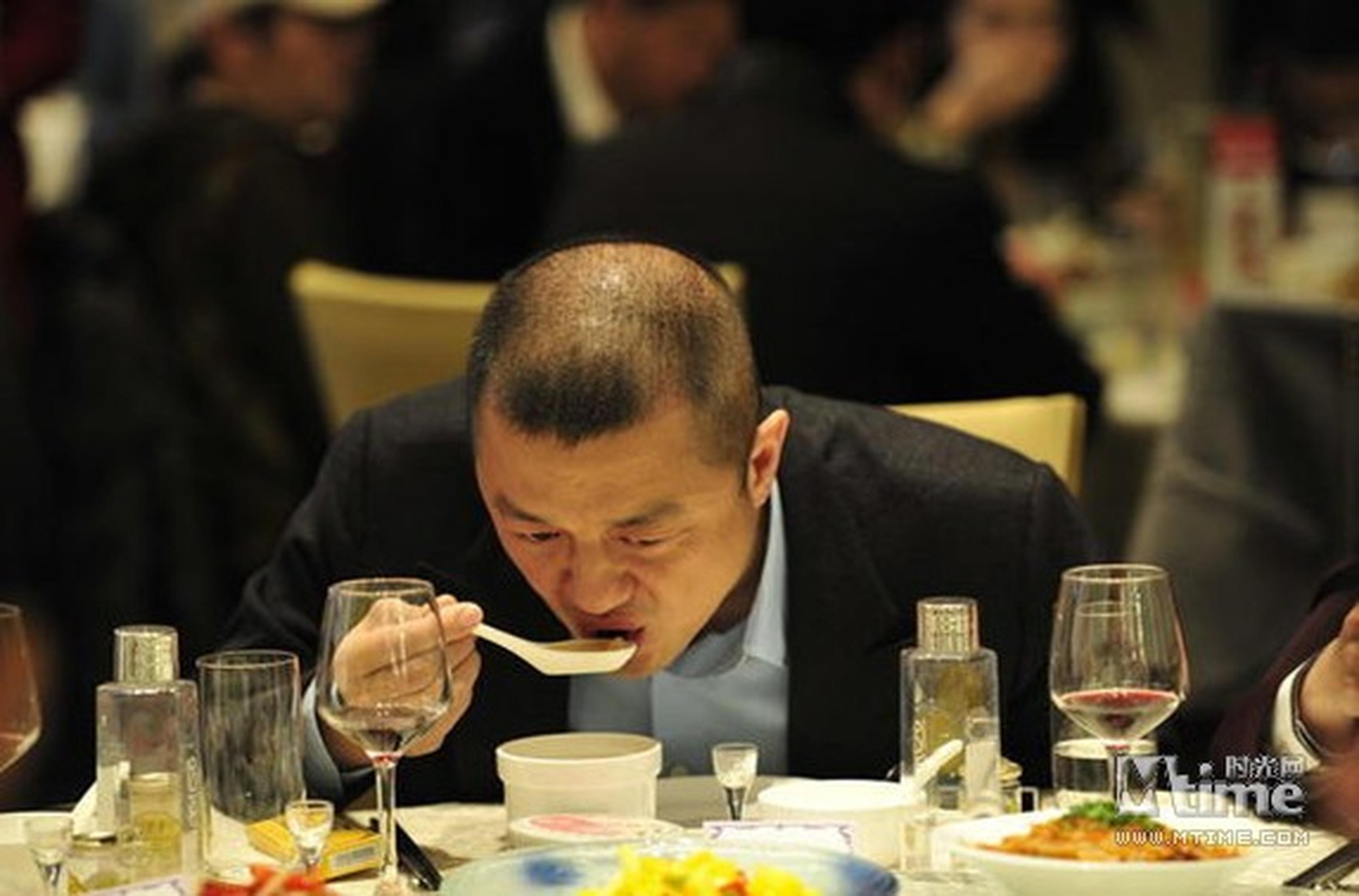 李亚鹏出席好友王景春婚礼