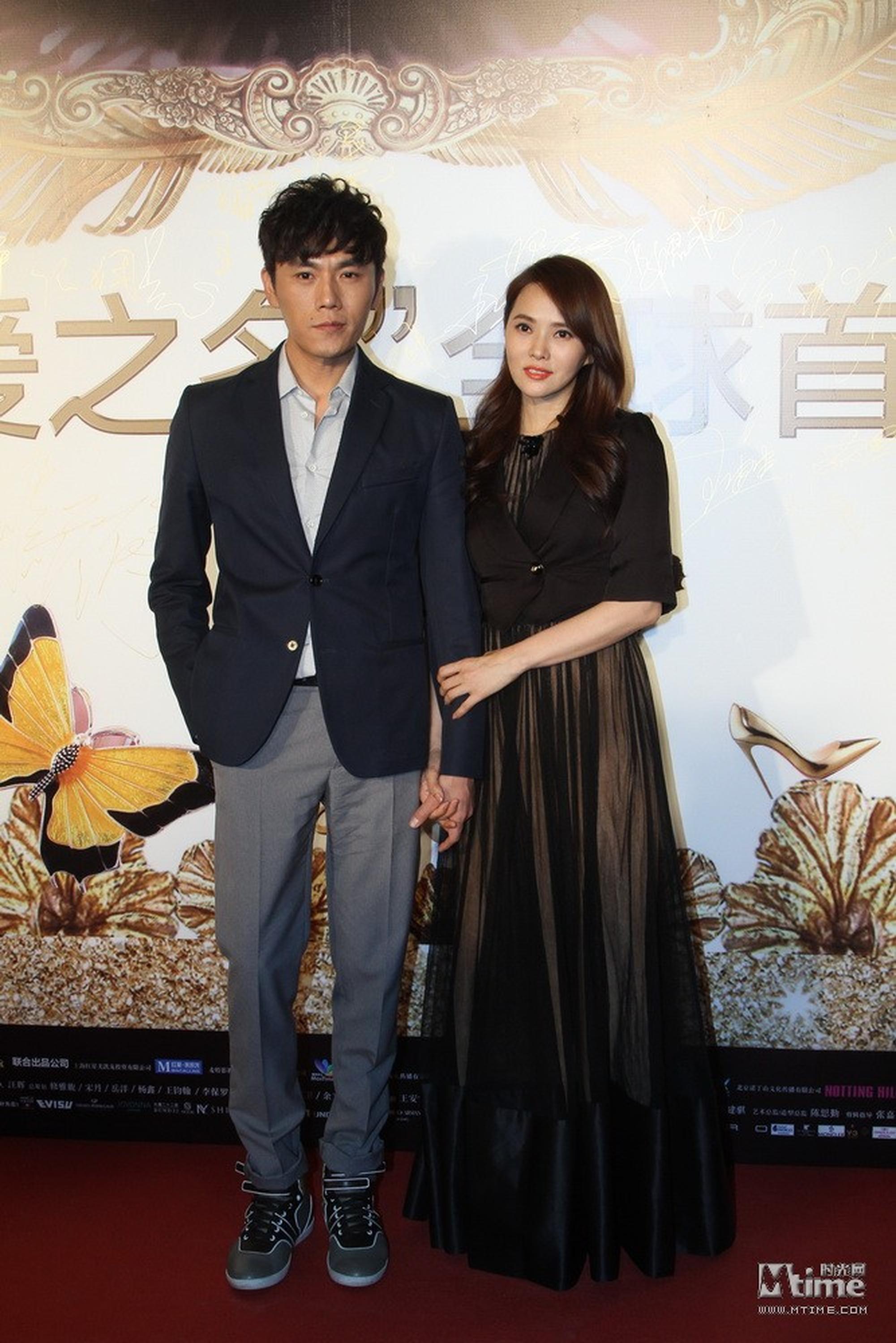 《我是女王》首映红毯。导演伊能静、主演秦昊