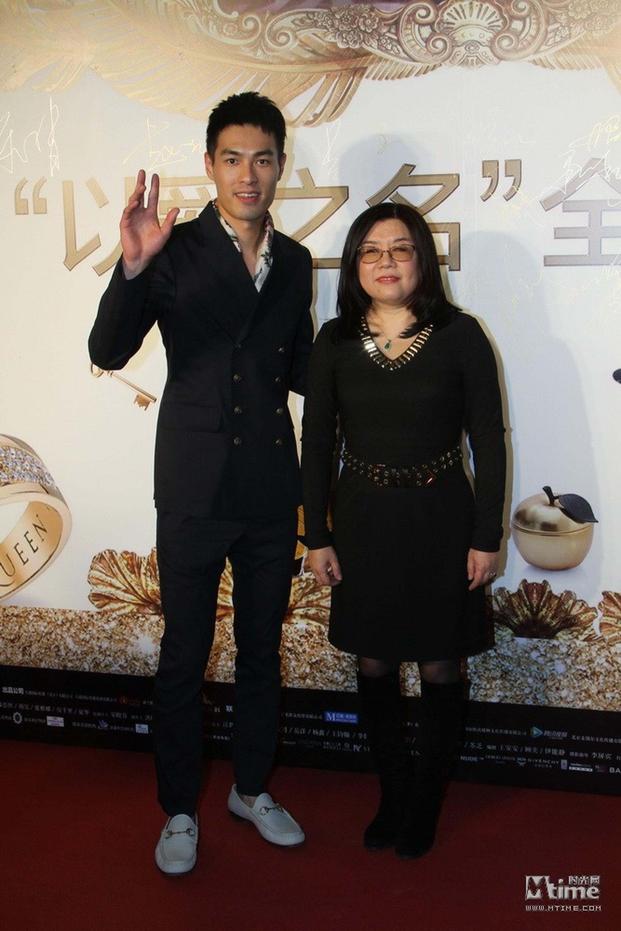 《我是女王》首映红毯。总制片人安晓芬、主演杨祐宁