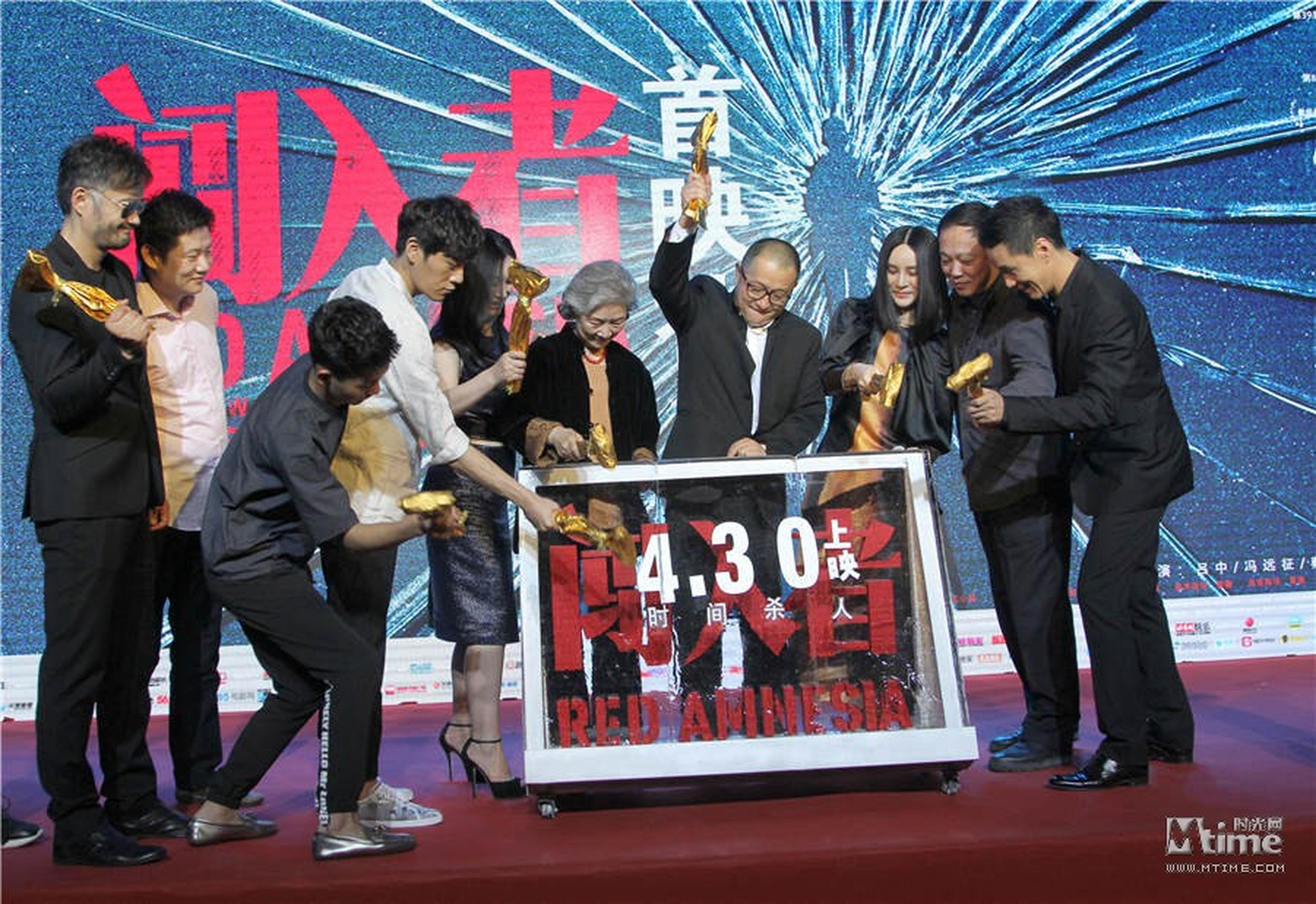 众主创为《闯入者》4月30日的上映“破冰”。