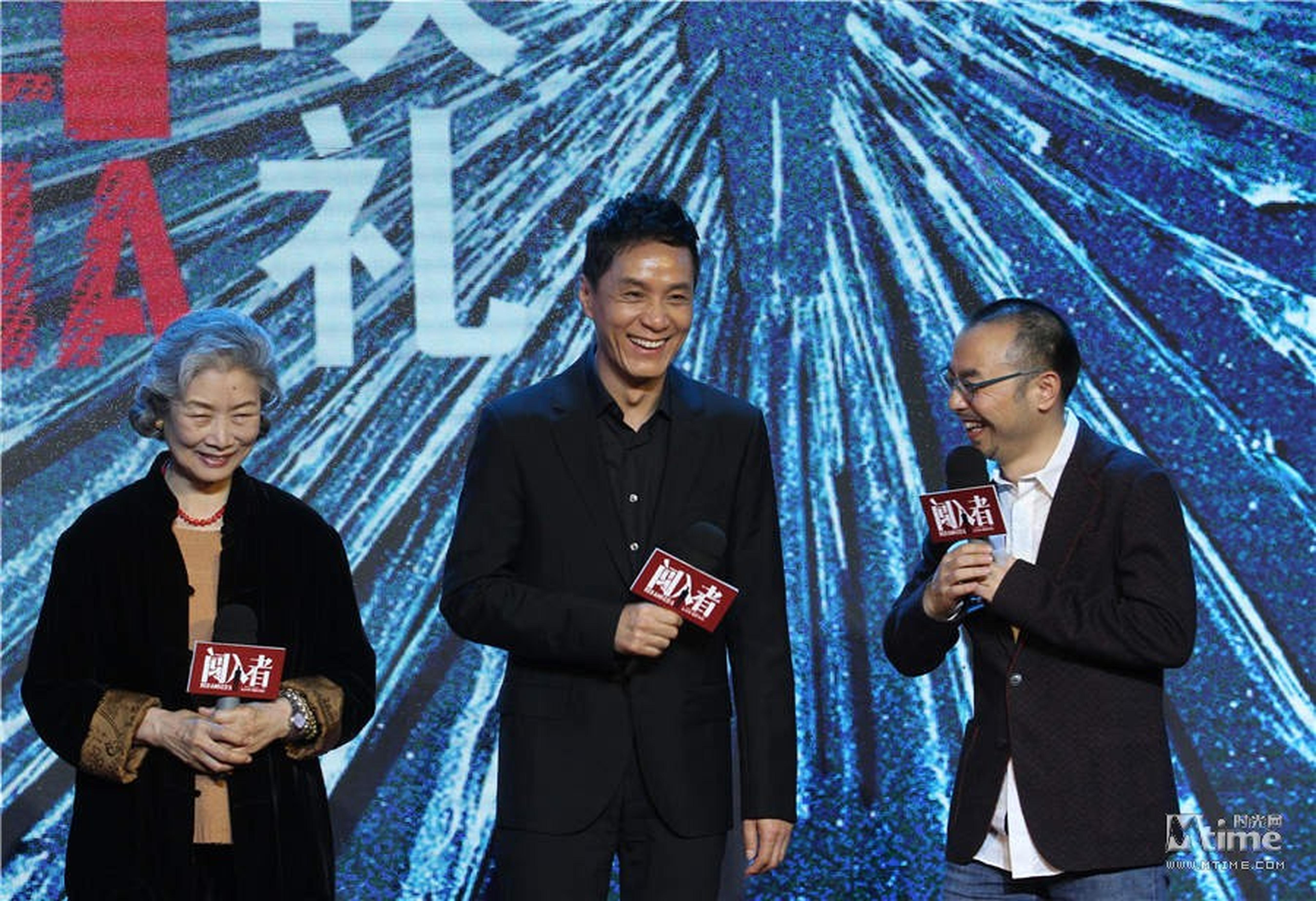 因为《不要和陌生人说话》中的安嘉和一角深入人心，最近冯远征很冤枉，“巴西家暴”新闻也拿他配图，他自嘲“没想到走向国际了。”