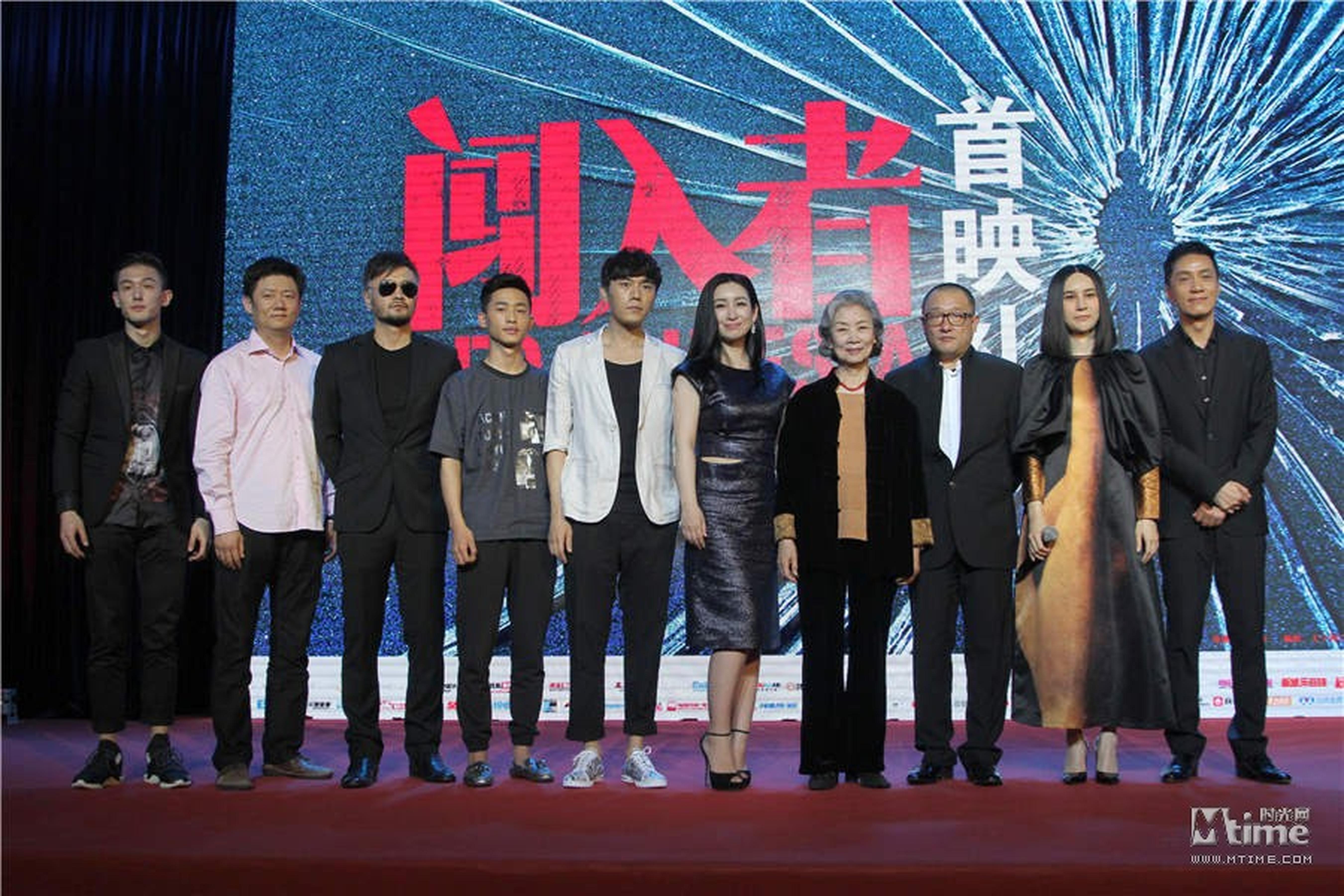 《闯入者》众主创。