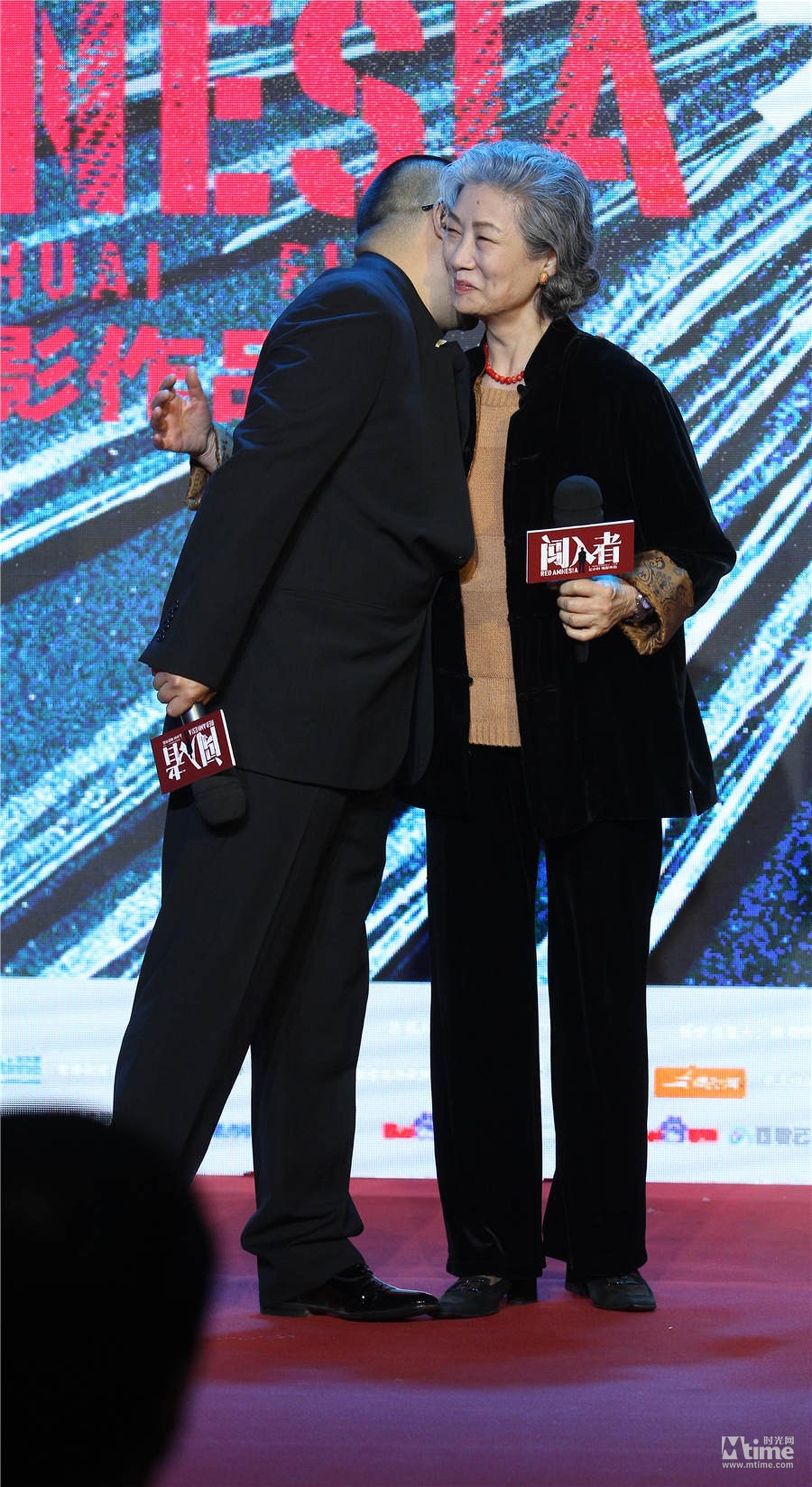 导演王小帅拥抱老戏骨吕中，被主持人刘仪伟嘲笑，“一直想这么拥抱自己电影里的女主角，终于找到机会了。”