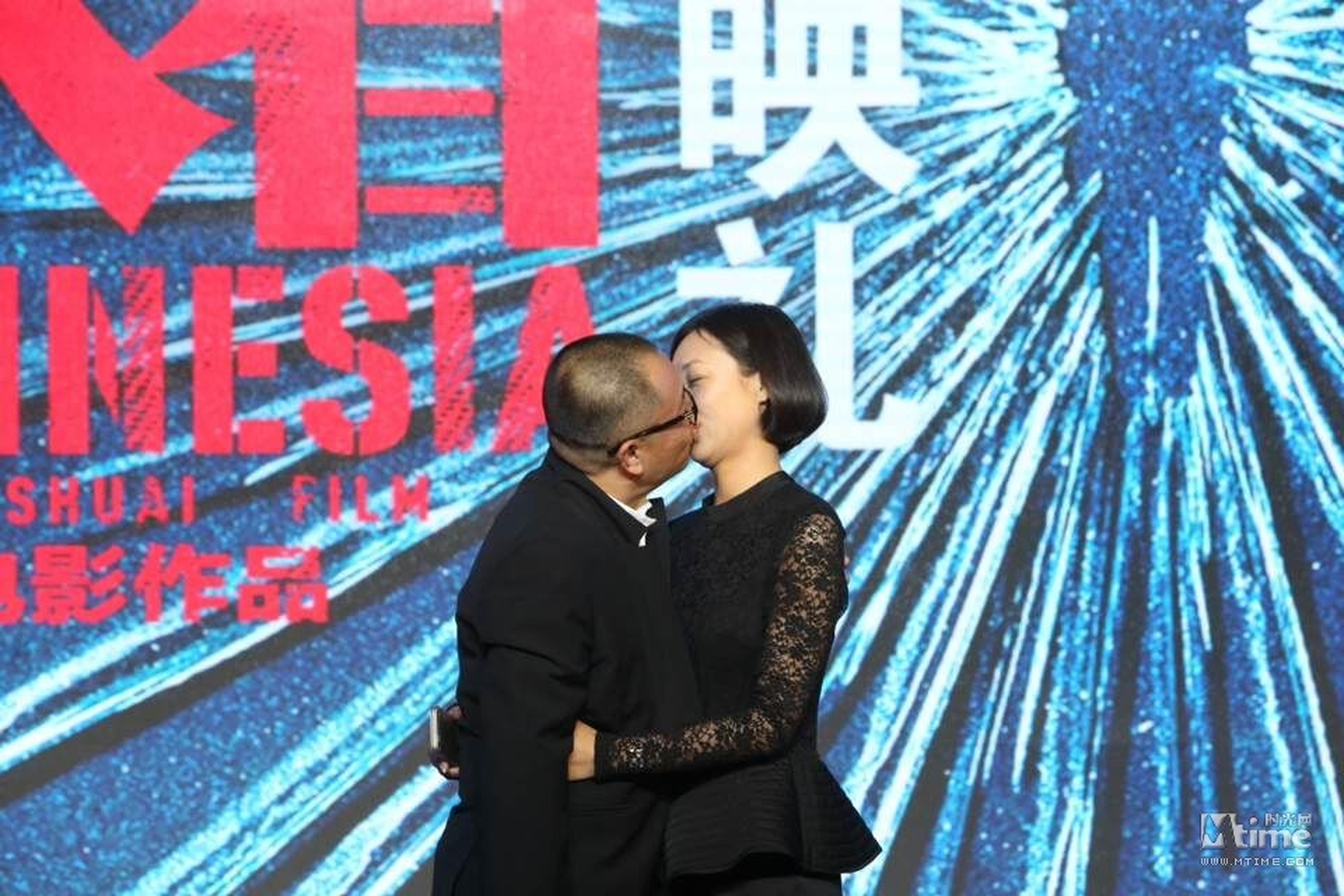 王小帅现场爆料5月将结婚，并拥抱热吻自己的妻子，也是《闯入者》制片人的刘璇。
