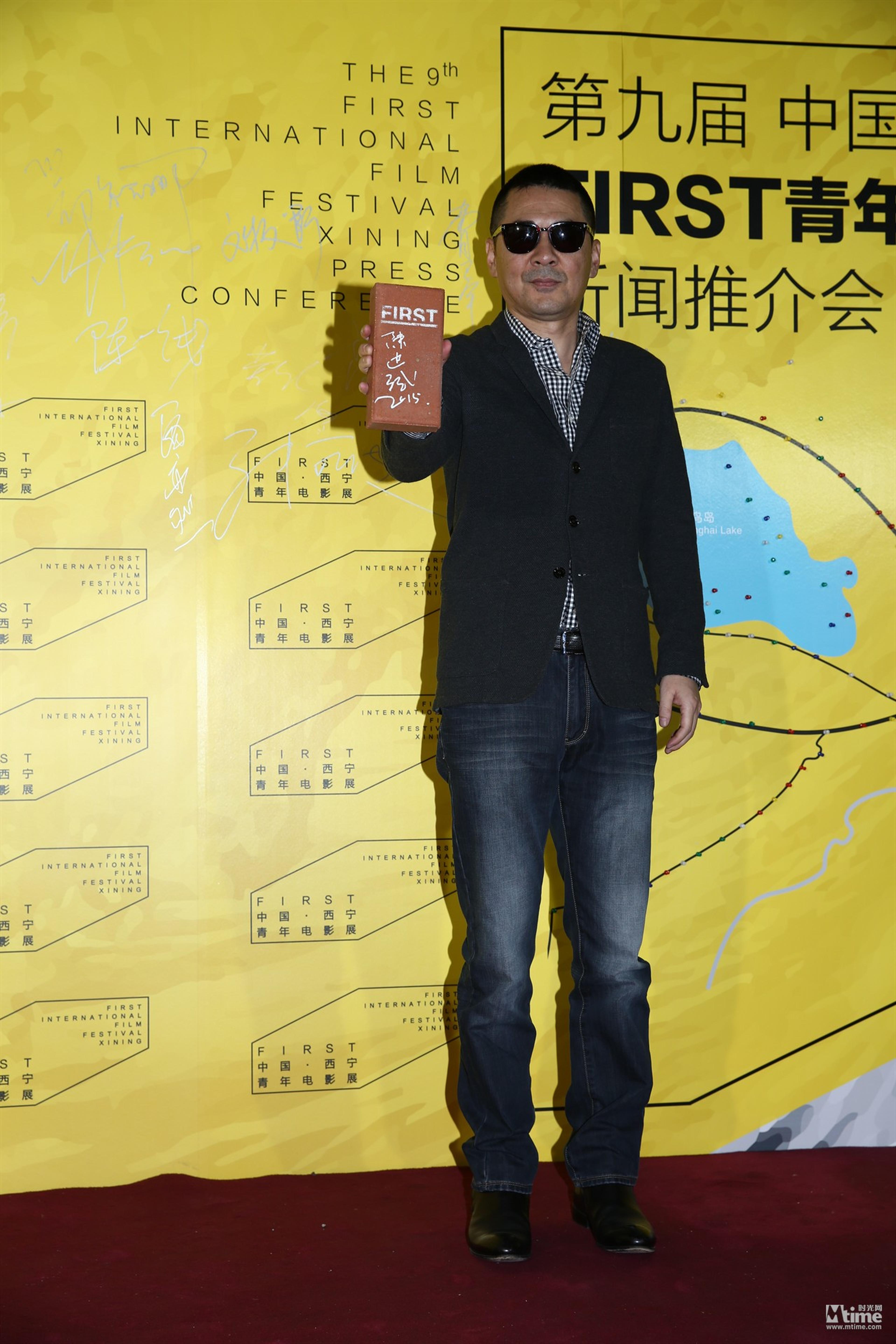 陈建斌亮相First青年影展开幕红毯。