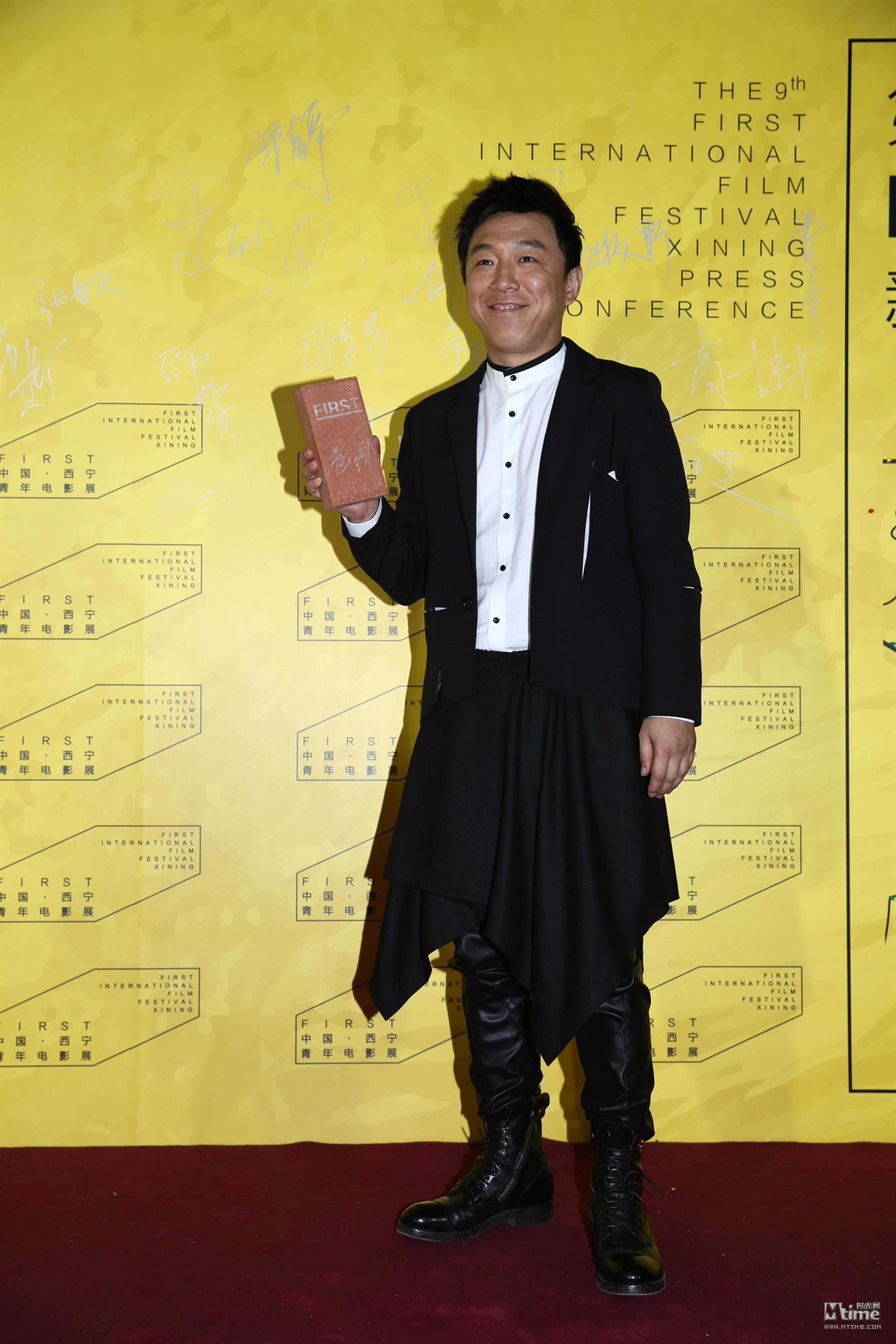 黄渤担任本届First青年影展推广大使，大忙人穿着小黑裙亮相。