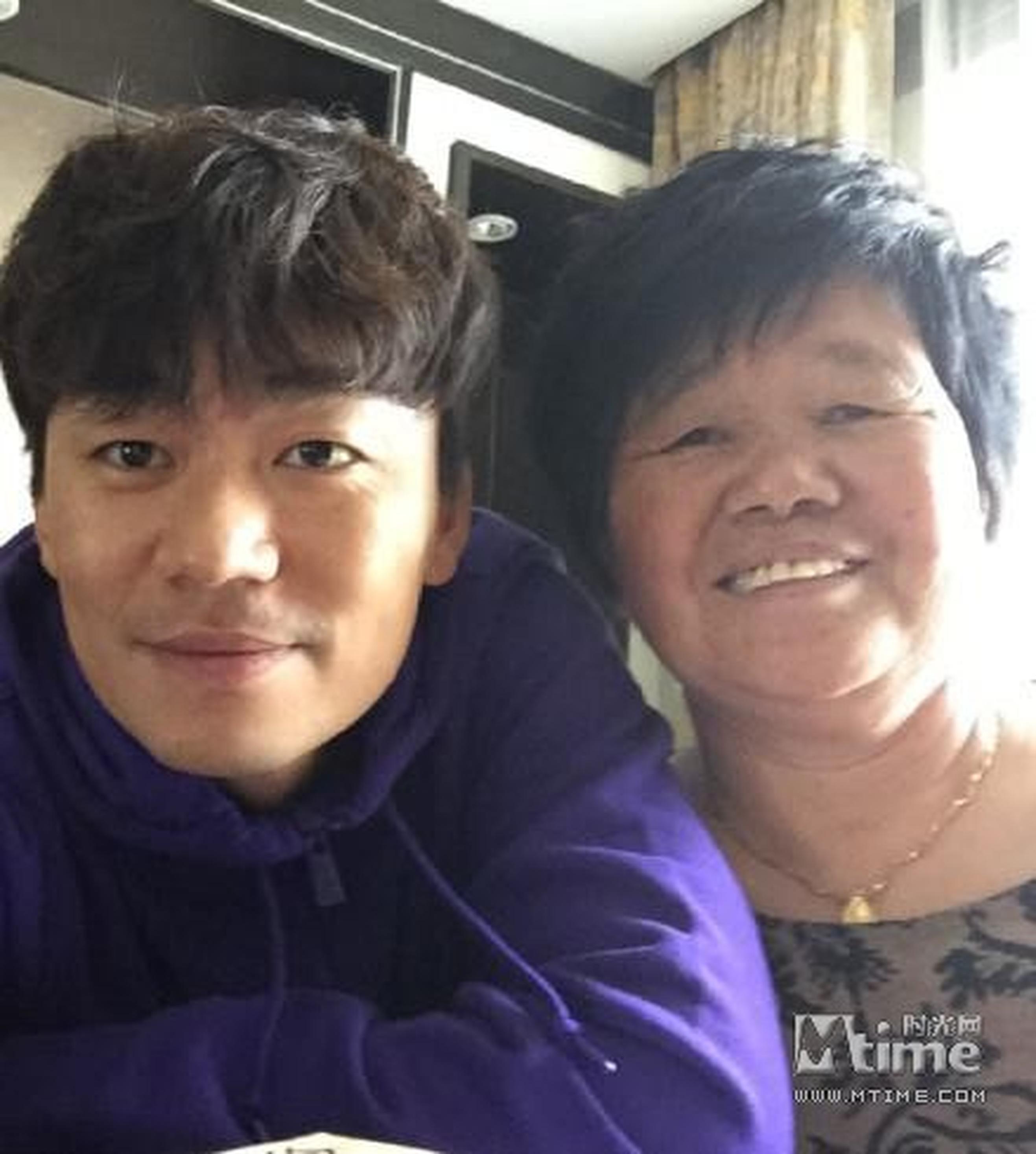 王宝强晒出一张自己与母亲的自拍照，不得不说宝宝的长相几乎完全遗传自妈妈，被网友调侃：“妈妈基因好强大。”