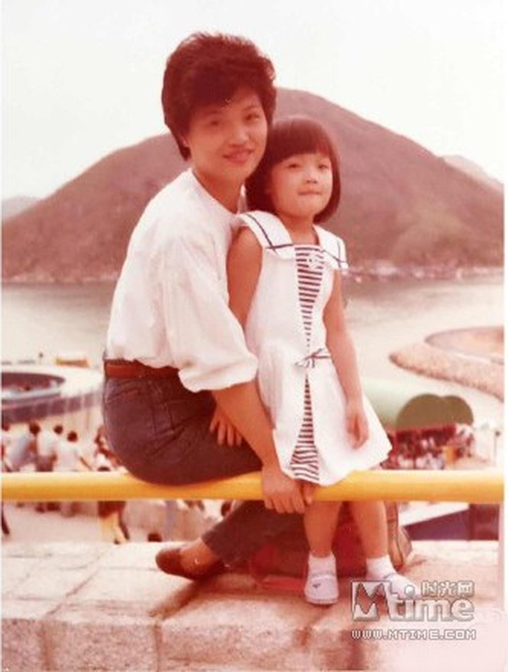 容祖儿最喜欢童年与母亲在海洋公园的合影，她说：妈妈，谢谢你为我所付出的一切，在人生道路上，你就是我的明灯，让我一步一步走着，成为更好更勤奋更正直更值得人尊重的人，作为你的女儿，我感到很十分骄傲。