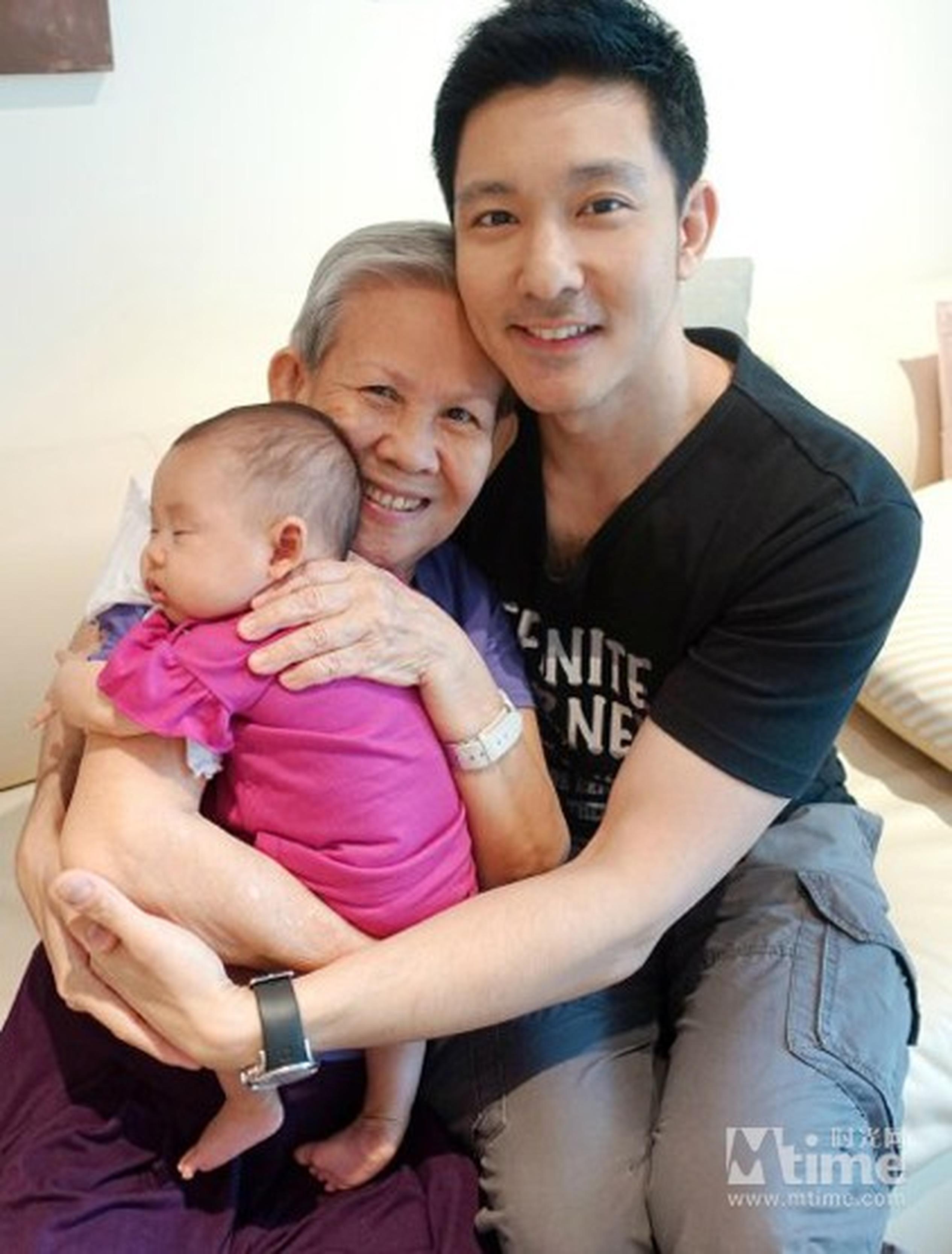 立威廉为人父之后，祝福母亲与老婆节日快乐，并献上与母亲、孩子的合影。写道：祝大家母亲节快乐！祝我妈妈，还有我老婆的第一个母亲节快乐！