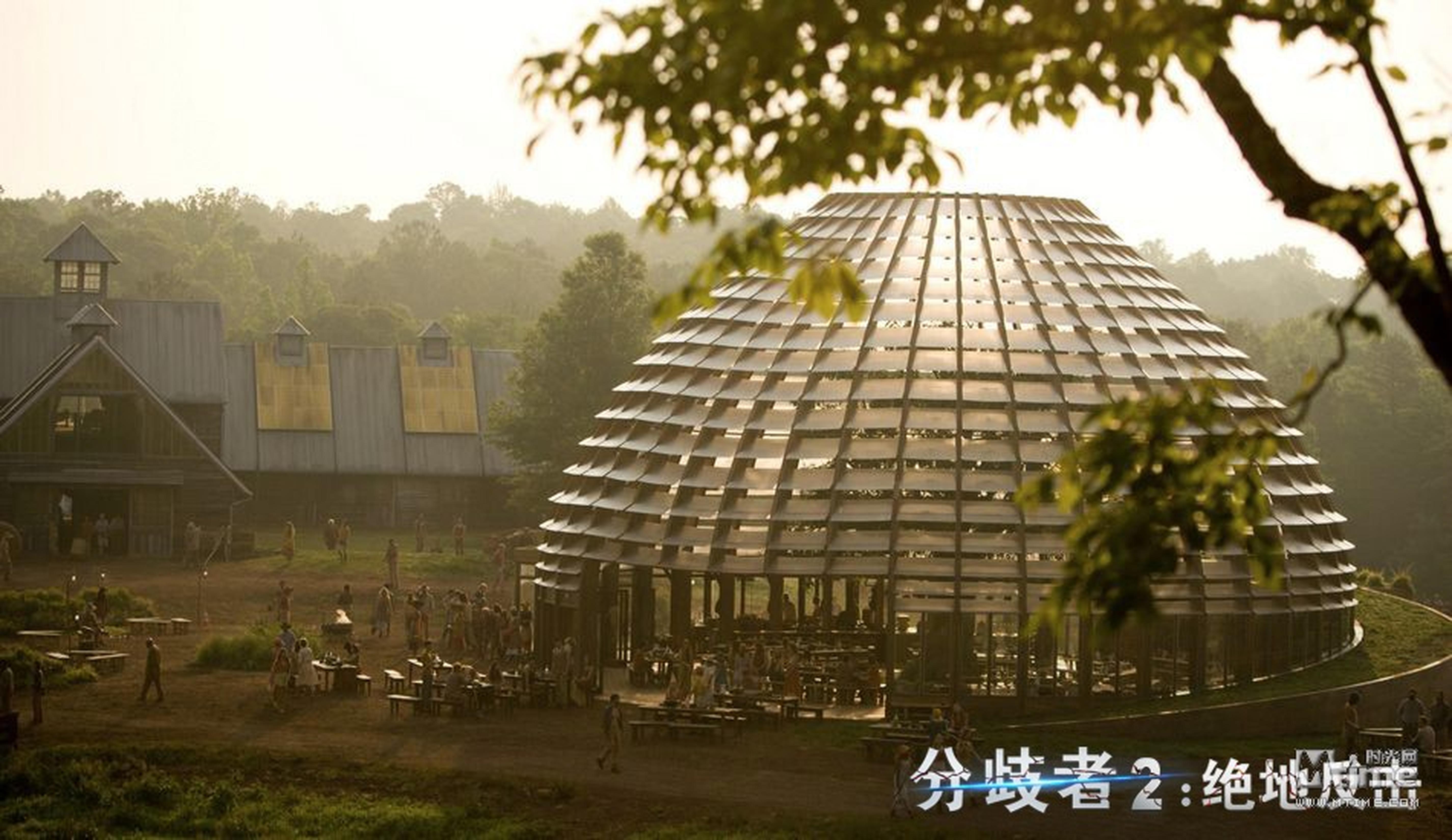 片中圆塔金属建筑