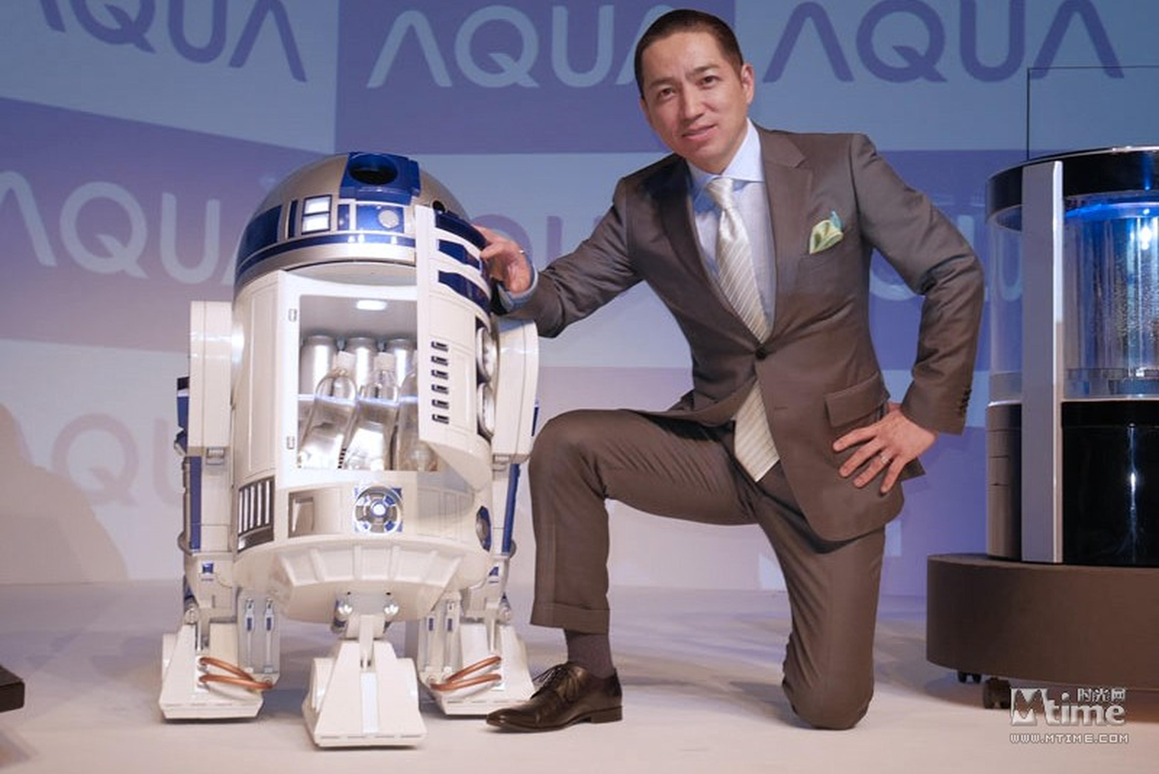 R2-D2冰箱与人类合影
