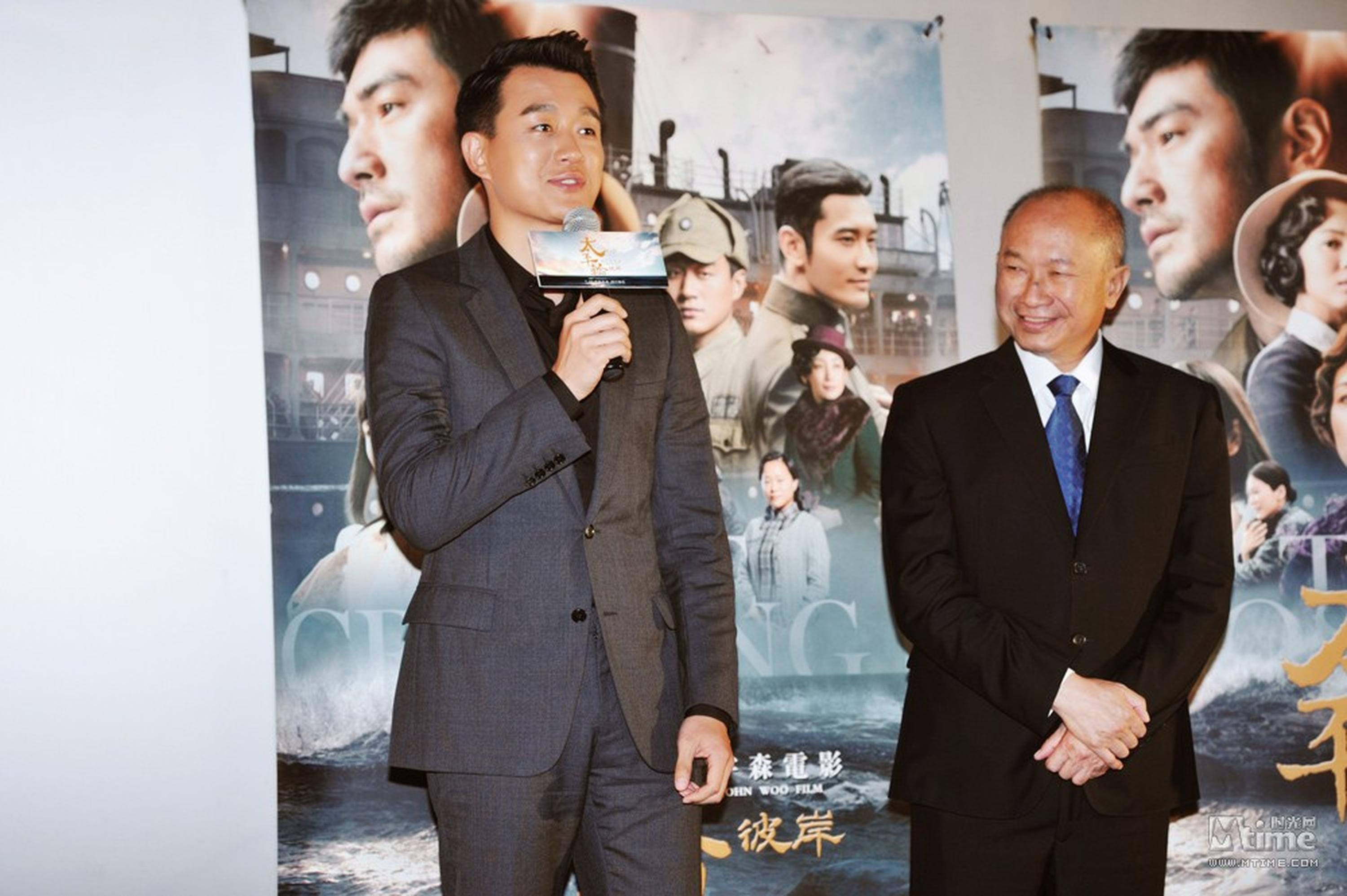 吴宇森携佟大为亮相《太平轮：彼岸》首映见面会，直言“欠吴导一张影票”。