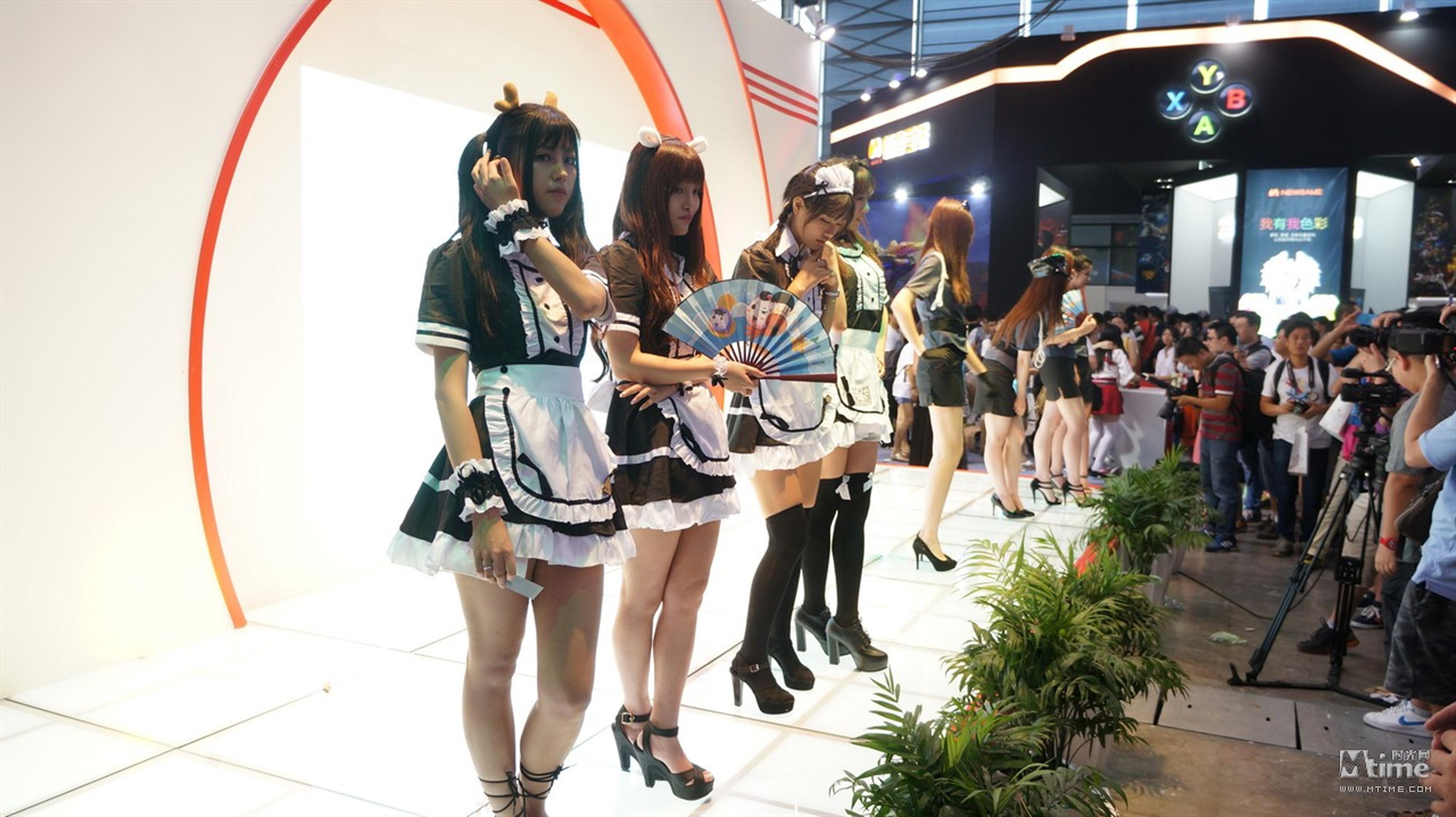 ShowGirl现场众多玩家驻足拍照