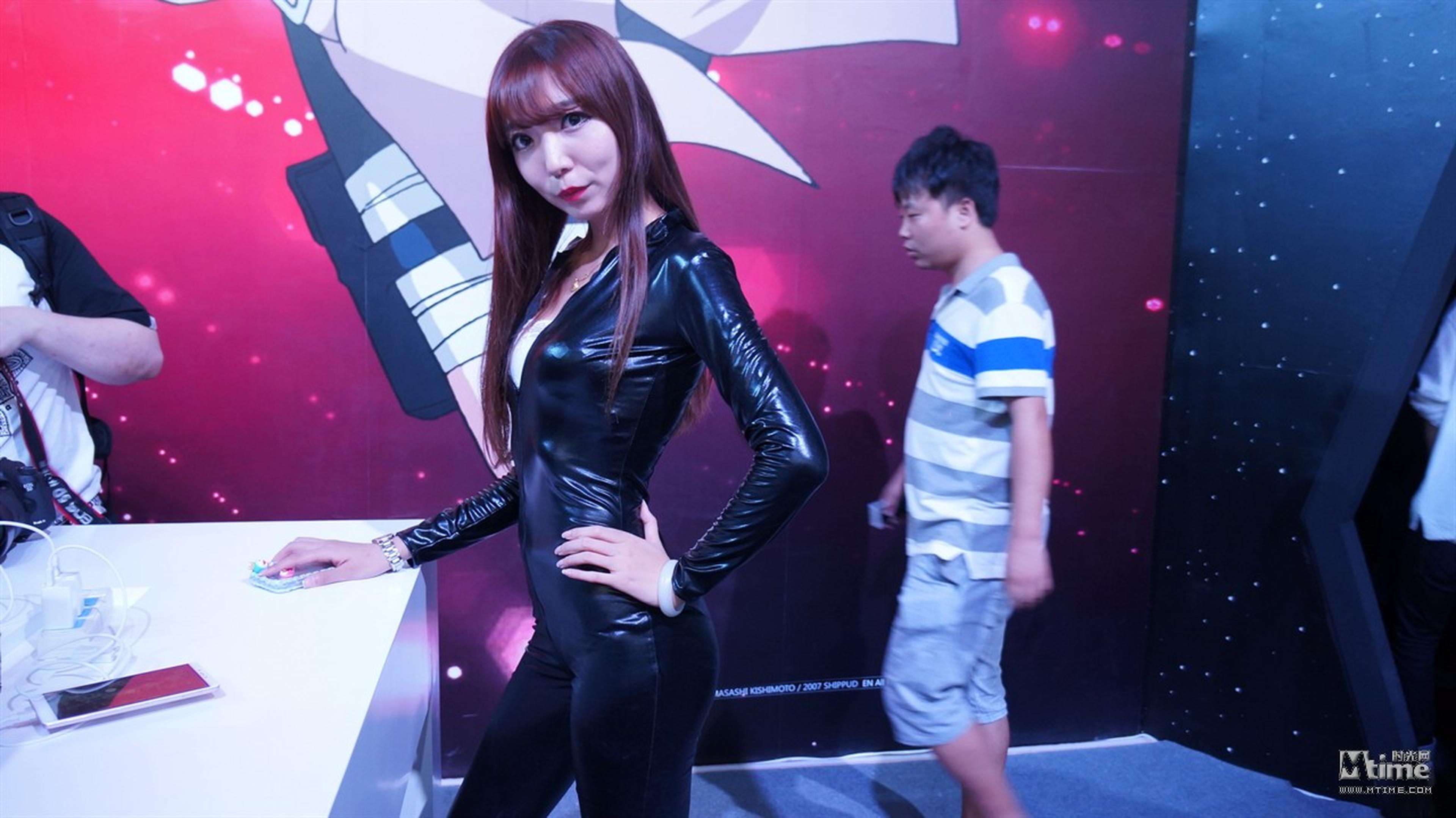 身着黑色紧身衣的ShowGirl