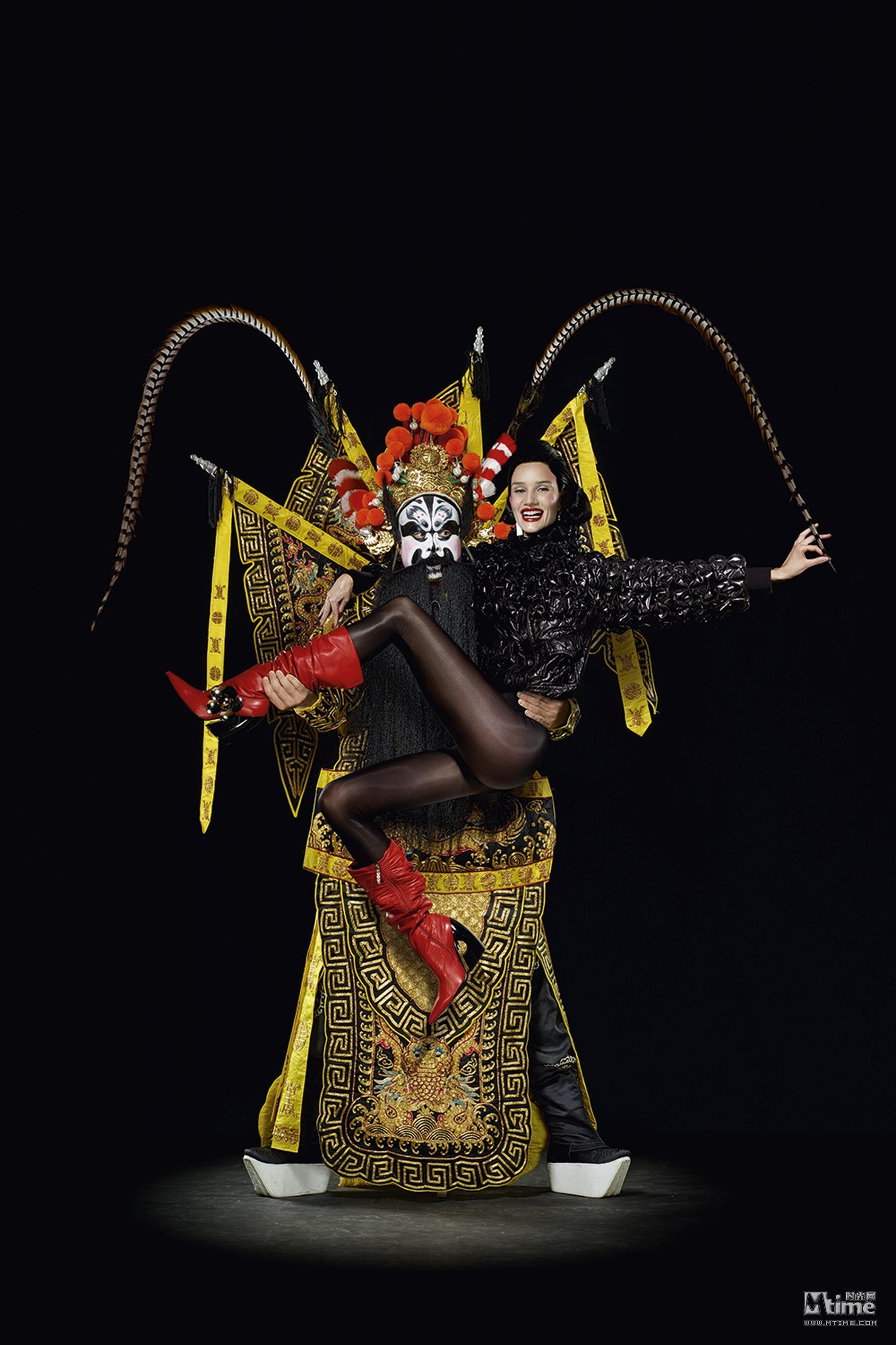 超模罗茜·汉丁顿-惠特莉模仿美版《Vogue》前主编戴安娜·弗里兰，并与中国戏曲中的净角亲密接触。