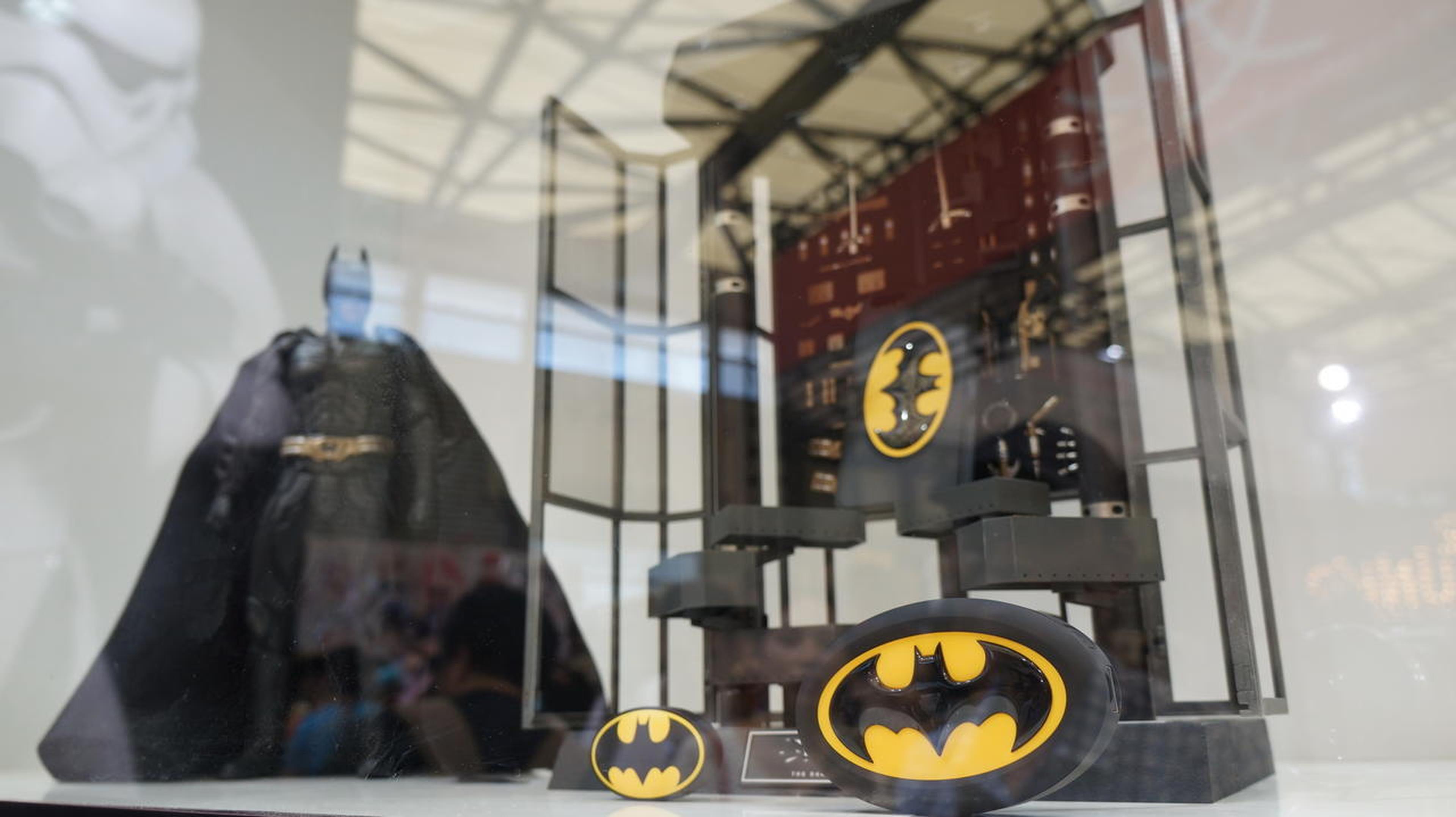 展示的Hot Toys蝙蝠侠珍藏人偶及充电宝