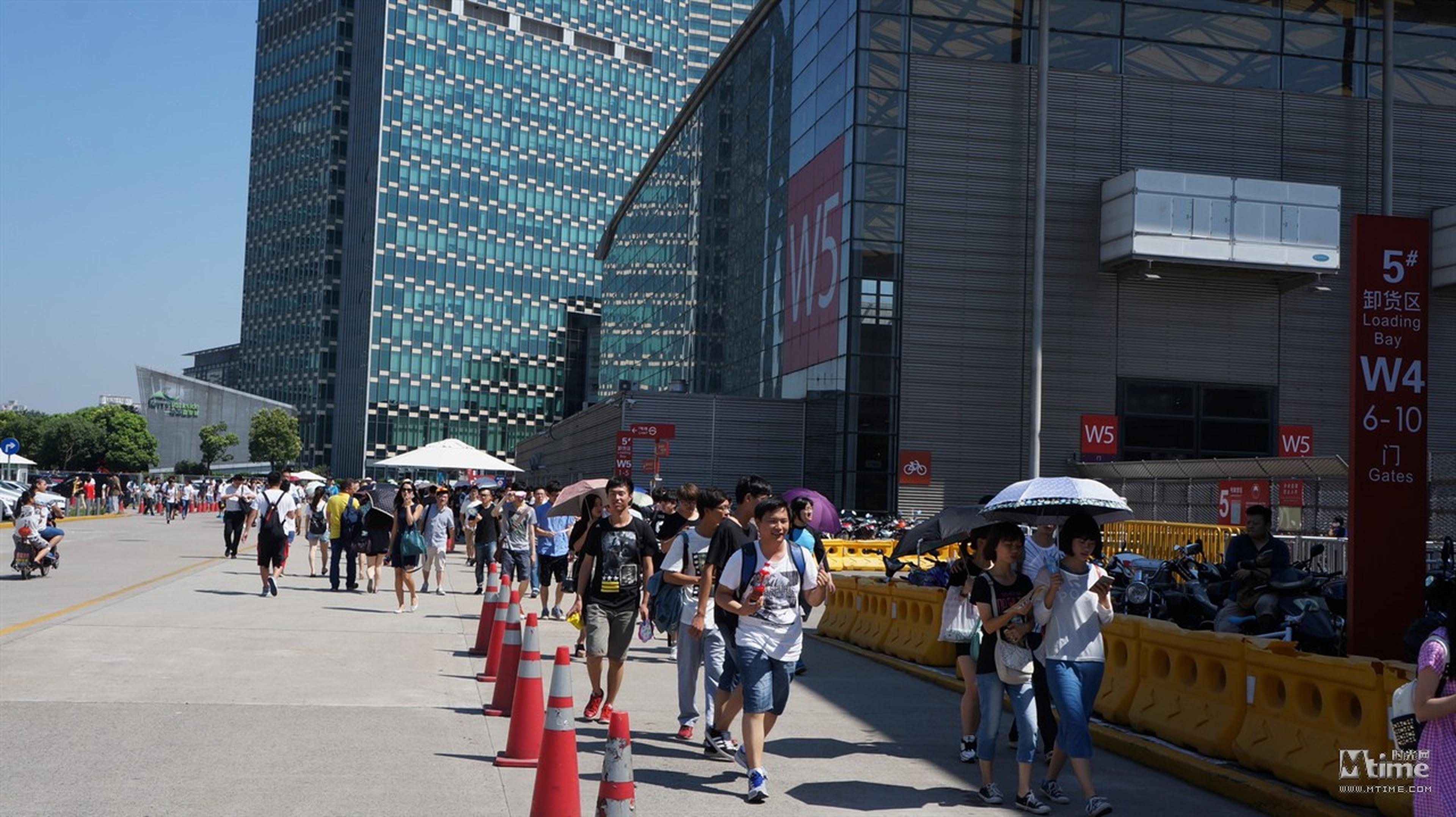 夏日炎炎阻挡不了大家参加ChinaJoy游戏展的热情