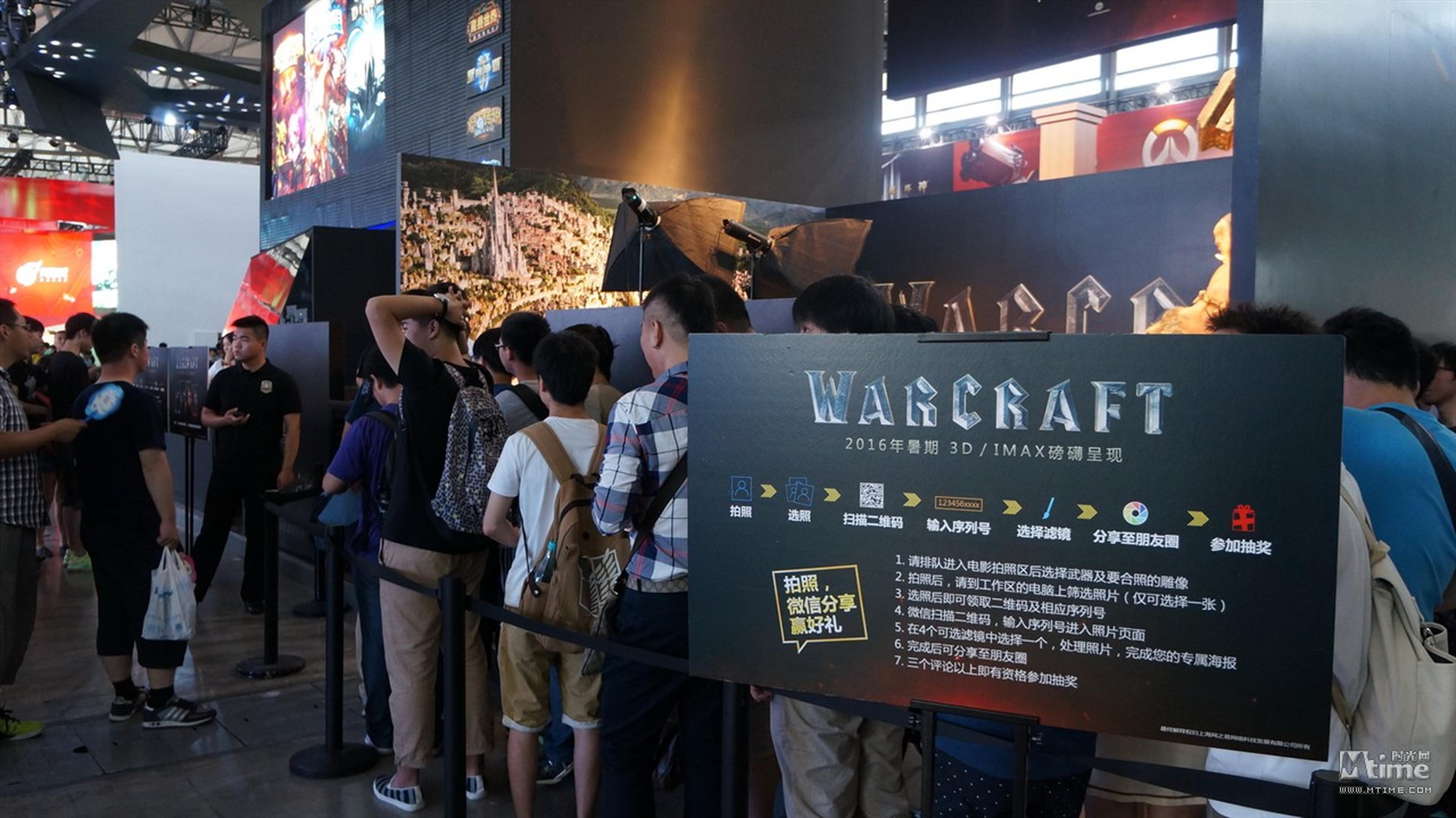 展会门口焦急等待入场合影的粉丝们