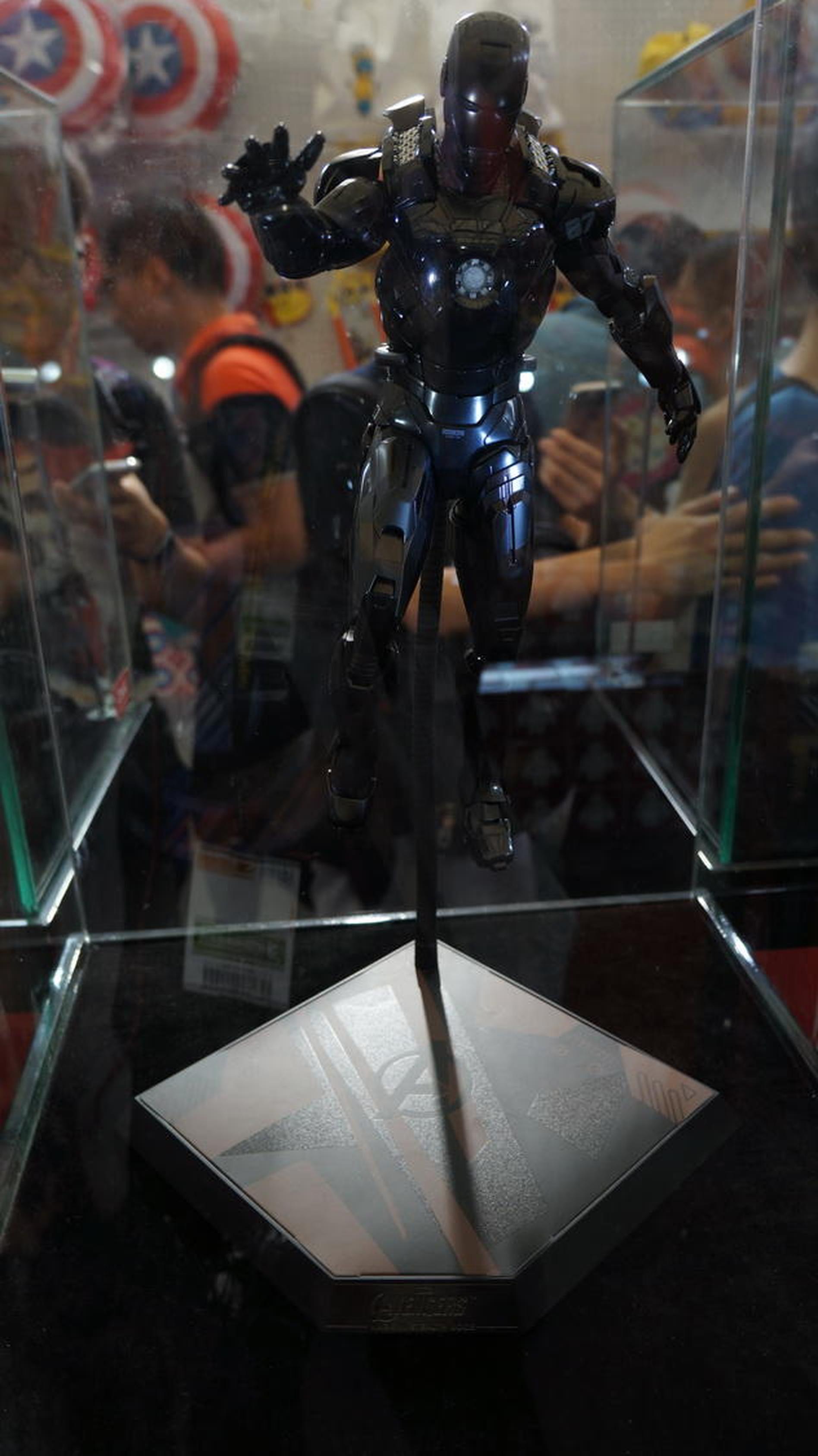 Hot Toys 1:6 黑色潜行版MK7炫酷十足