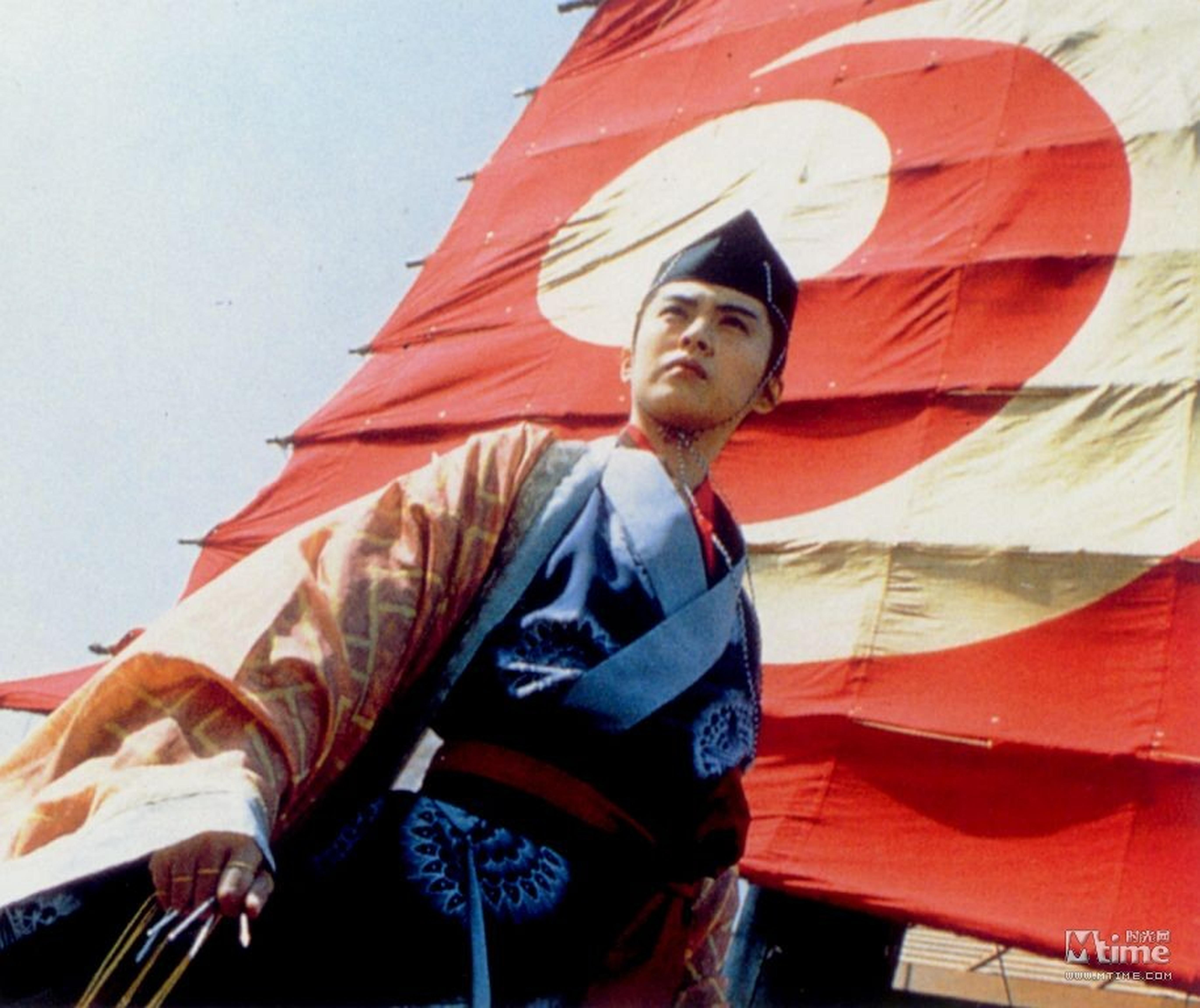 王祖贤饰演雪千寻，1993年《东方不败之风云再起》。徐克监制这一次义无反顾地把爱情重心放到了两个女人身上，不过王祖贤的古装扮相肯定是出彩的。