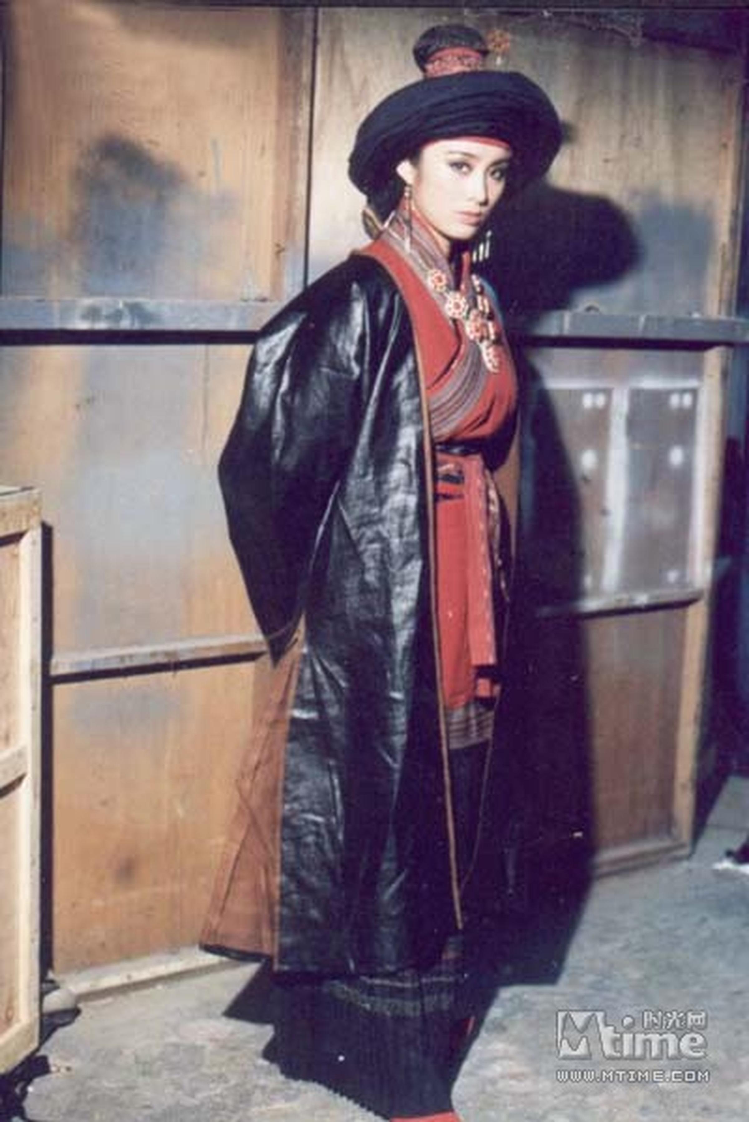 张敏饰演任盈盈，1990年《笑傲江湖》。这一身苗族女性的打扮漂亮有特色，在港产片中较为少见，这样考究的服装设计，应该是出自导演胡金铨的概念。
