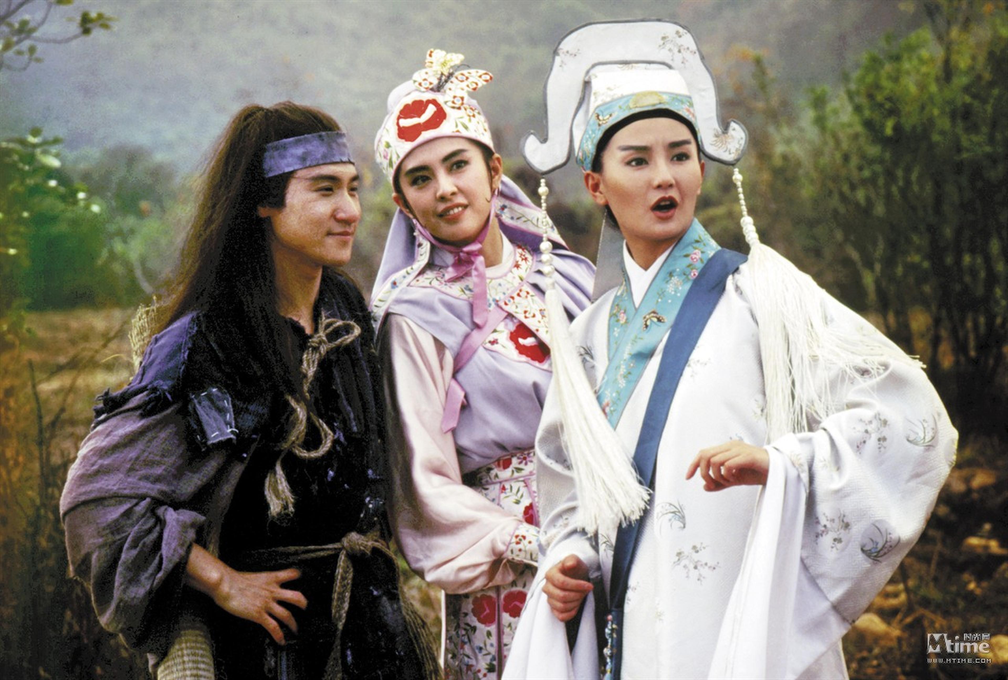 王祖贤饰演素秋、张曼玉饰演国师，1993年《东成西就》。虽然是一部无厘头喜剧片，但这么多巨星加盟也是罕见。片中的女明星扮相也是不走寻常路，怎么惊人怎么来，但人家基础好，怎么扮都好看。（丐帮帮主乱入了）