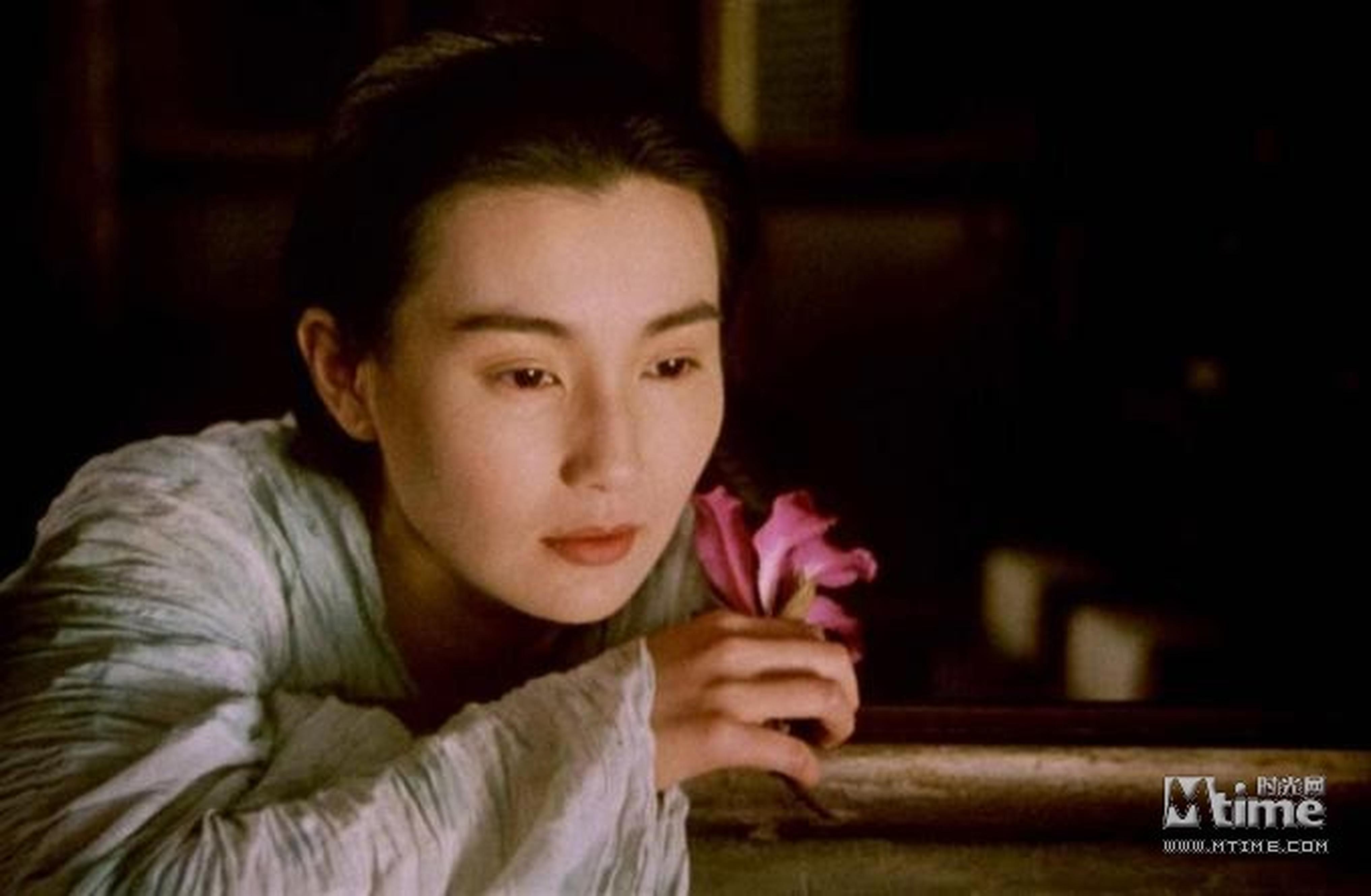 张曼玉饰演欧阳锋大嫂，1994年《东邪西毒》。虽然出场时间不多，但给人印象深刻。在《倚天屠龙记之魔教教主》和《东邪西毒》等几部武侠片票房失利之后，香港拍摄武侠片的速度就减慢了，武侠片新一波的浪潮被2000年的《卧虎藏龙》掀起。