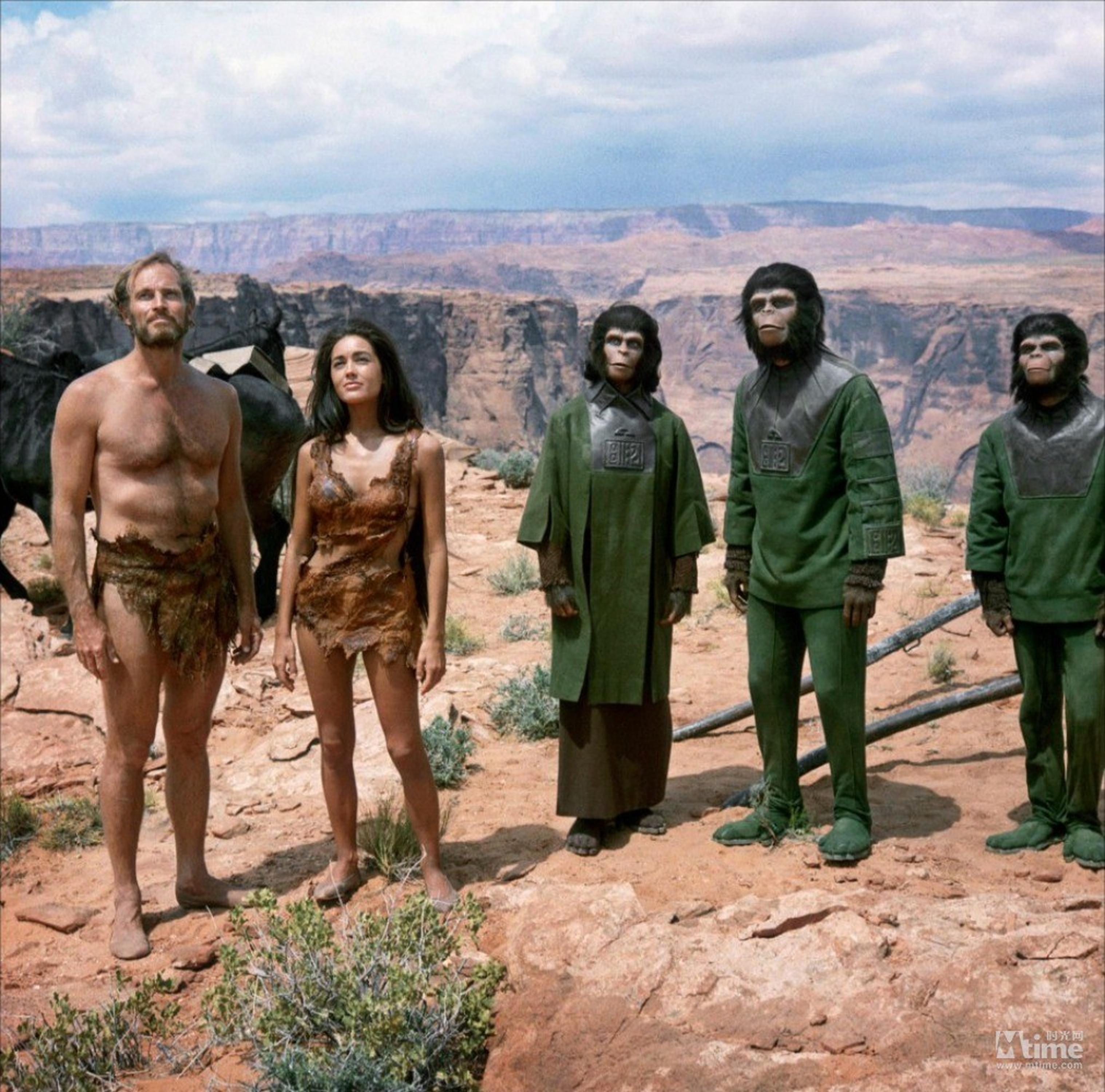 赞:《人猿星球》系列——科幻经典《人猿星球》系列1968——1973年在北美地区公映,昆汀对这一科幻经典系列的喜爱有增无减:“我电影里的厌世主义并不是因为这一系列电影,而是我与生俱来的。现在的社会,人们可以谈论《变形金刚》,但在我们那个年代,我们谈论的都是《人猿星球》和《007》。”