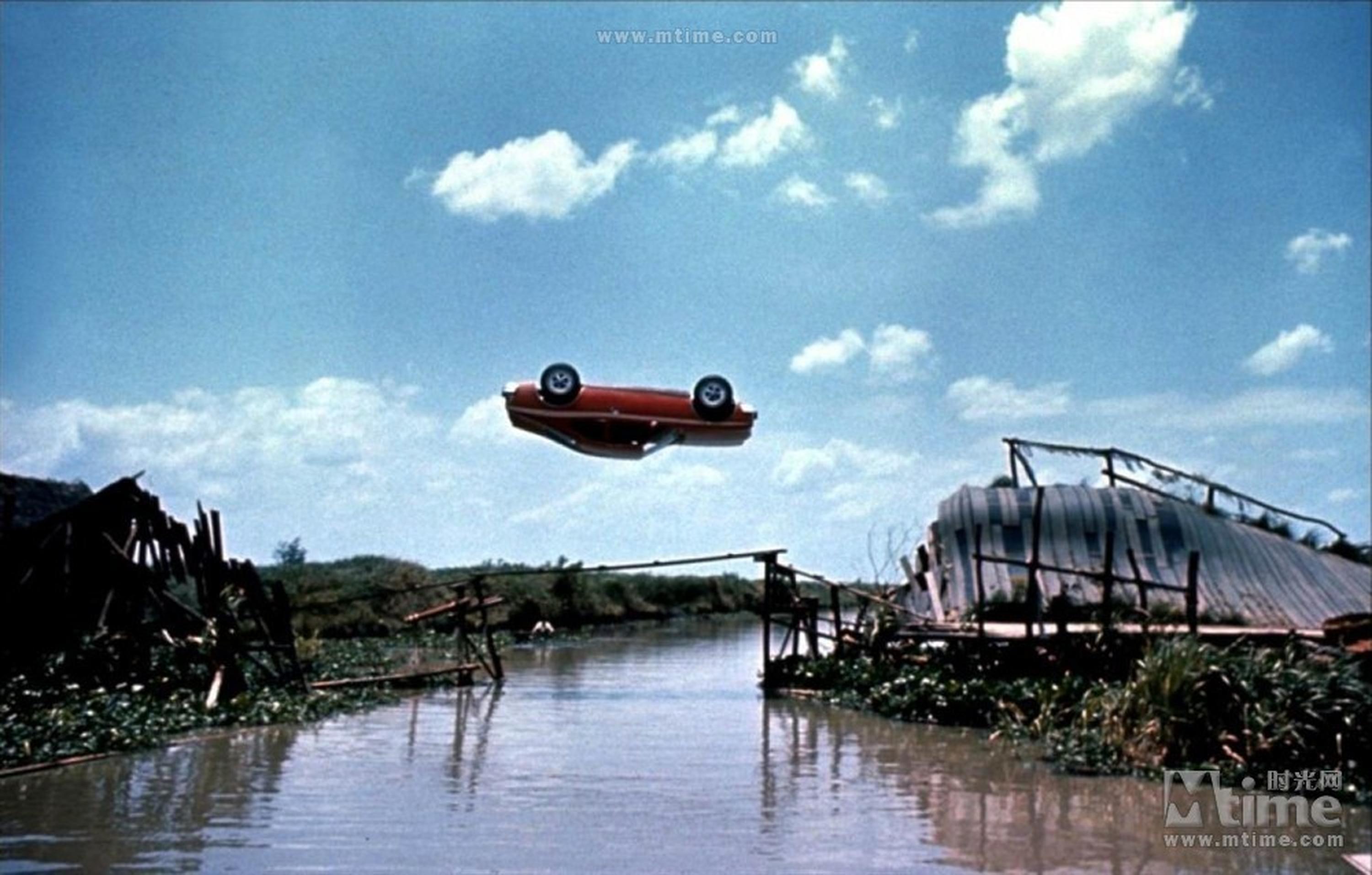 《007之金枪人》(1974) - 说实话，这部片子在007系列电影里算不上好的，对罗杰·摩尔个人来说也同样如此。但是在其中一段时不时显得有点蠢的追车戏中，特技驾驶员Willard“飞跃”小河的演出在整个电影史中都无人能复制，他开着一辆AMC Hornet在空中旋转360度飞过一座“断”桥并在对面安全着陆。令人遗憾的是，作曲家约翰·巴里为这一幕配上了花哨的音效，降低了特技的惊艳程度，但它仍然是最棒的汽车特技镜头。