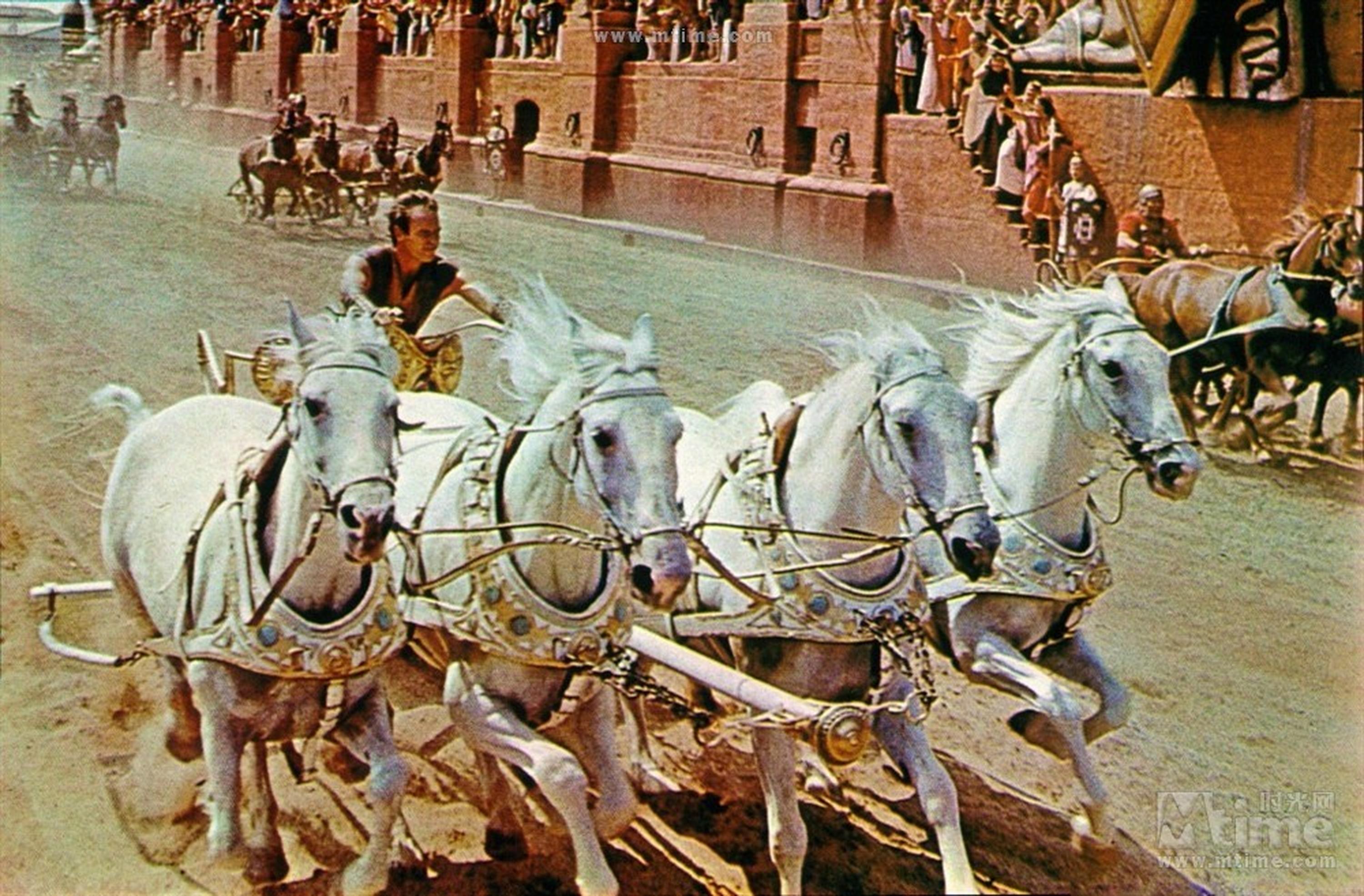 《宾虚》(1959) - 这个著名的场景即使放在今天来设计也需要将近一年时间才能完成，这可能也正是该片至今仍然看上去惊险异常的原因，让人记忆深刻。从这段战车交锋本身来讲，查尔登·海斯顿亲力亲为，演了大部分驾车戏，但难度更高的特技场景——比如他扮演的人物差点被从自己的战车后面甩出去——则是由亚基马·坎纳特和他的儿子Joe完成的，这段逼真的演出是我们本次回顾中最惊险的场景之一。在拍摄一个战车碾过史蒂芬·博伊德的镜头时，他用钢铠加固了自己的戏服。