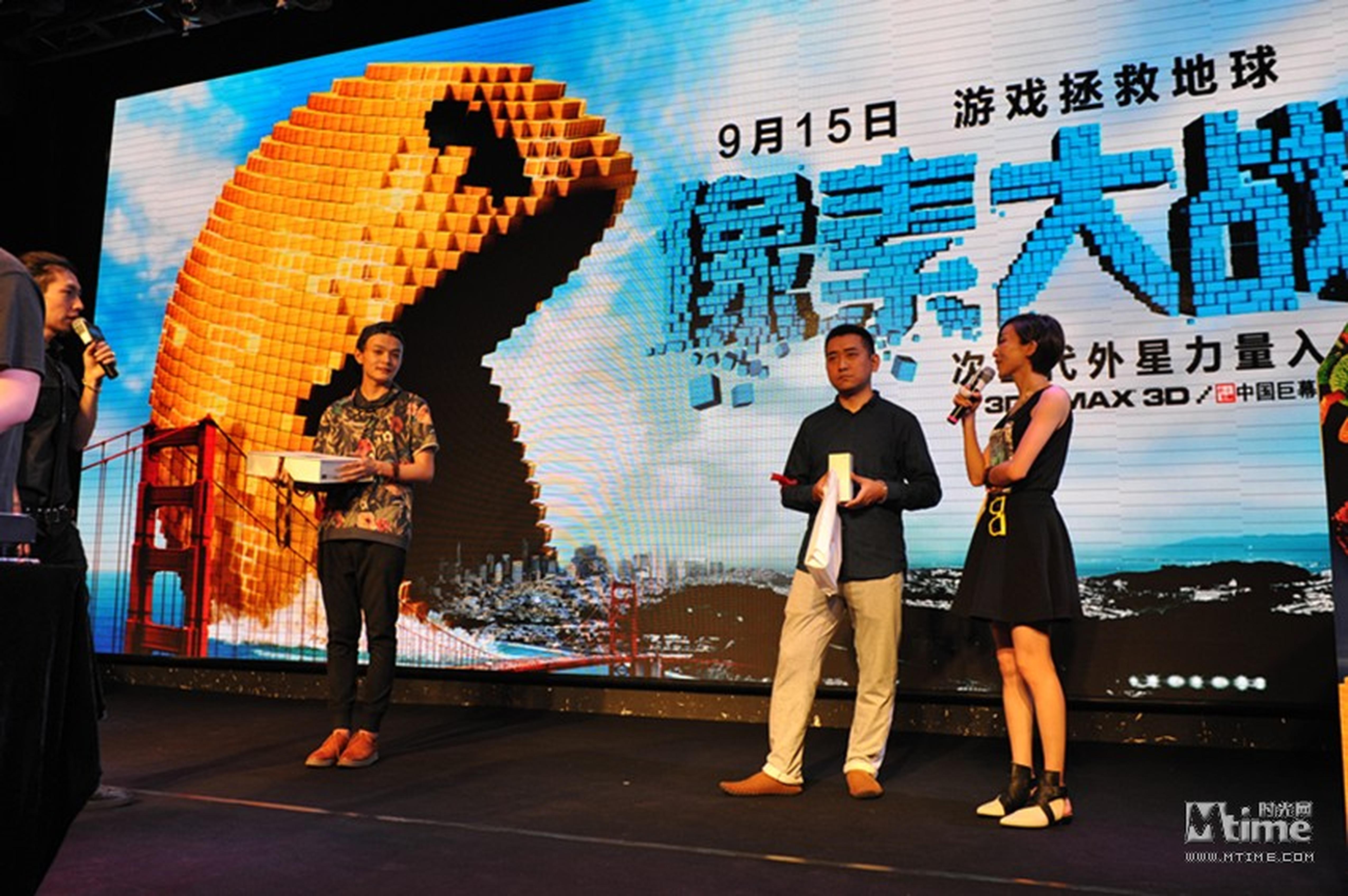 主持人为获胜者颁奖