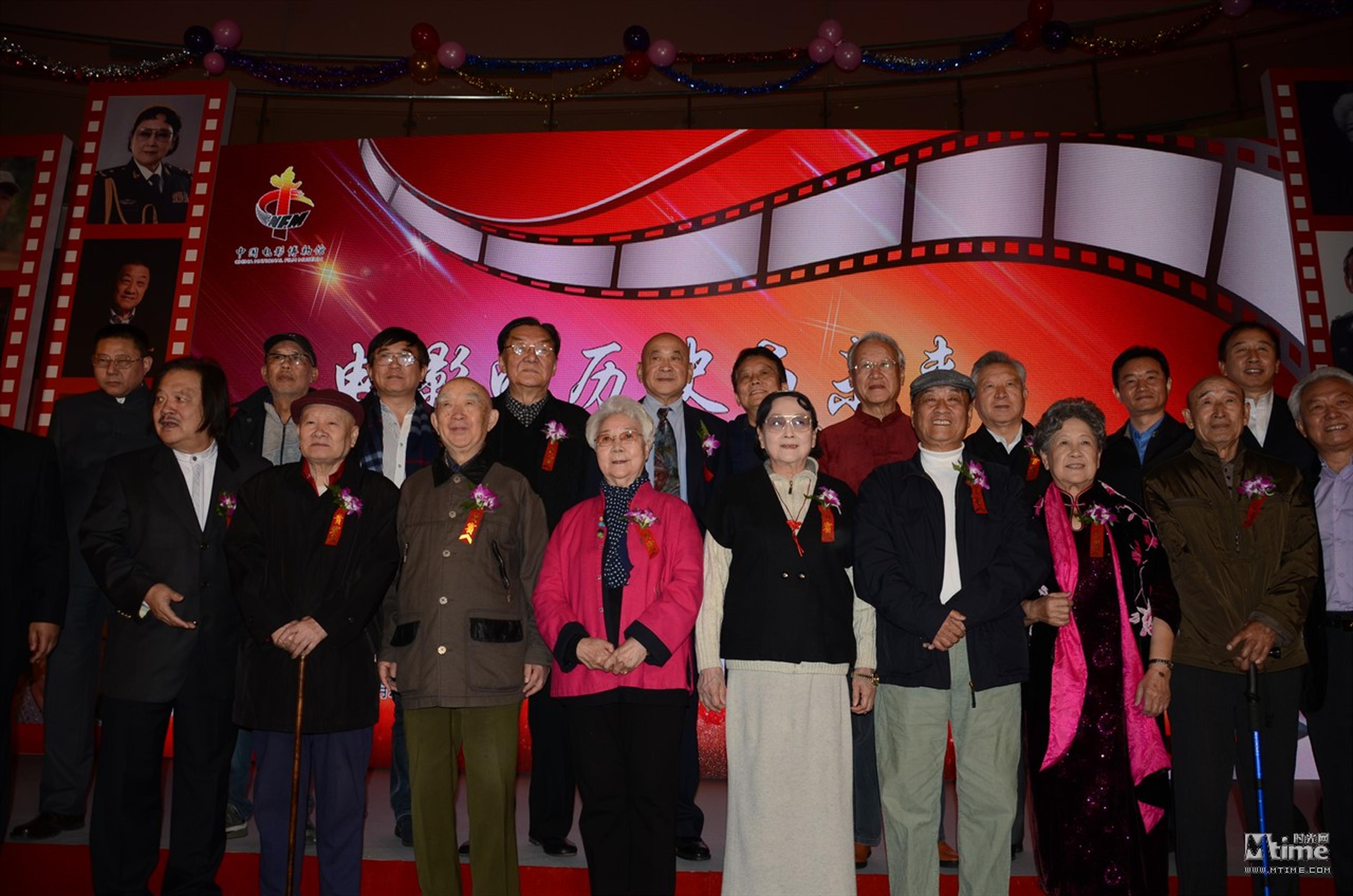 纪念中国电影110周年活动，到场电影艺术家合影，前排左起：导演滕文骥、剪辑师傅正义、编剧陆柱国、演员田华、演员王晓棠、导演丁荫楠、演员陶玉玲、化妆师王希钟、导演黄健中。后排左起：影博党委书记陈志强、导演何群、摄影师穆德远、导演翟俊杰、导演韦廉、导演黄建新、导演谢飞、作曲家傅庚辰、专资办李东、导演冯小宁。