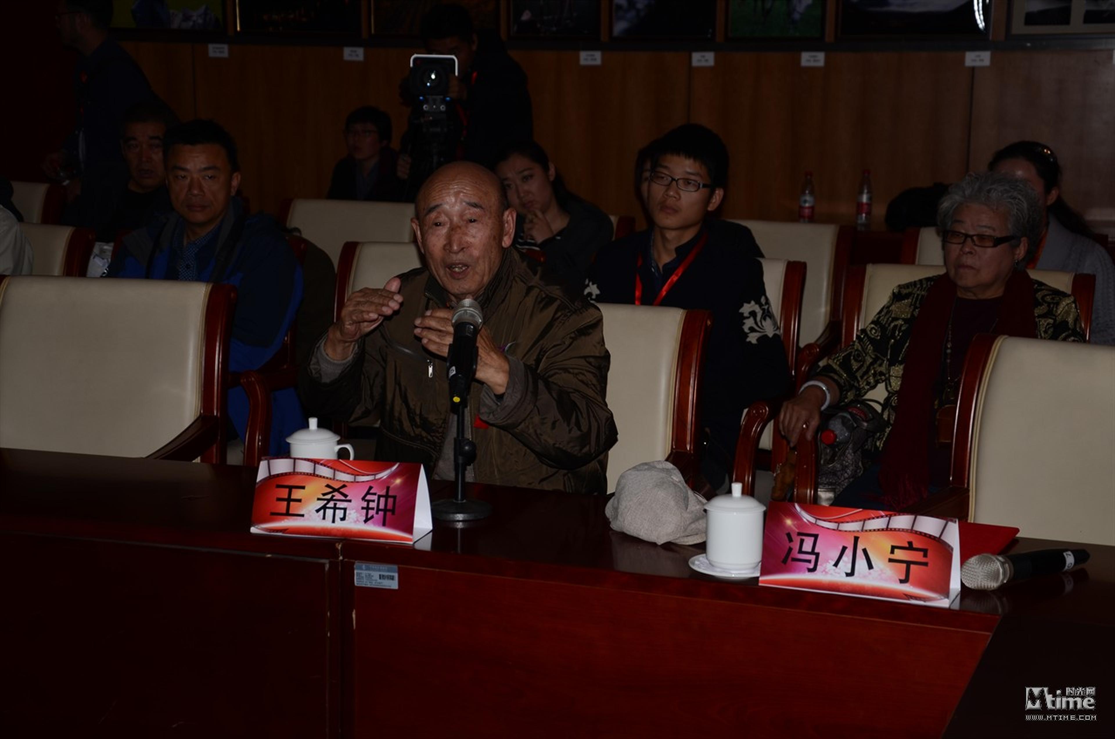 电影艺术家座谈会，化妆师王希钟发言