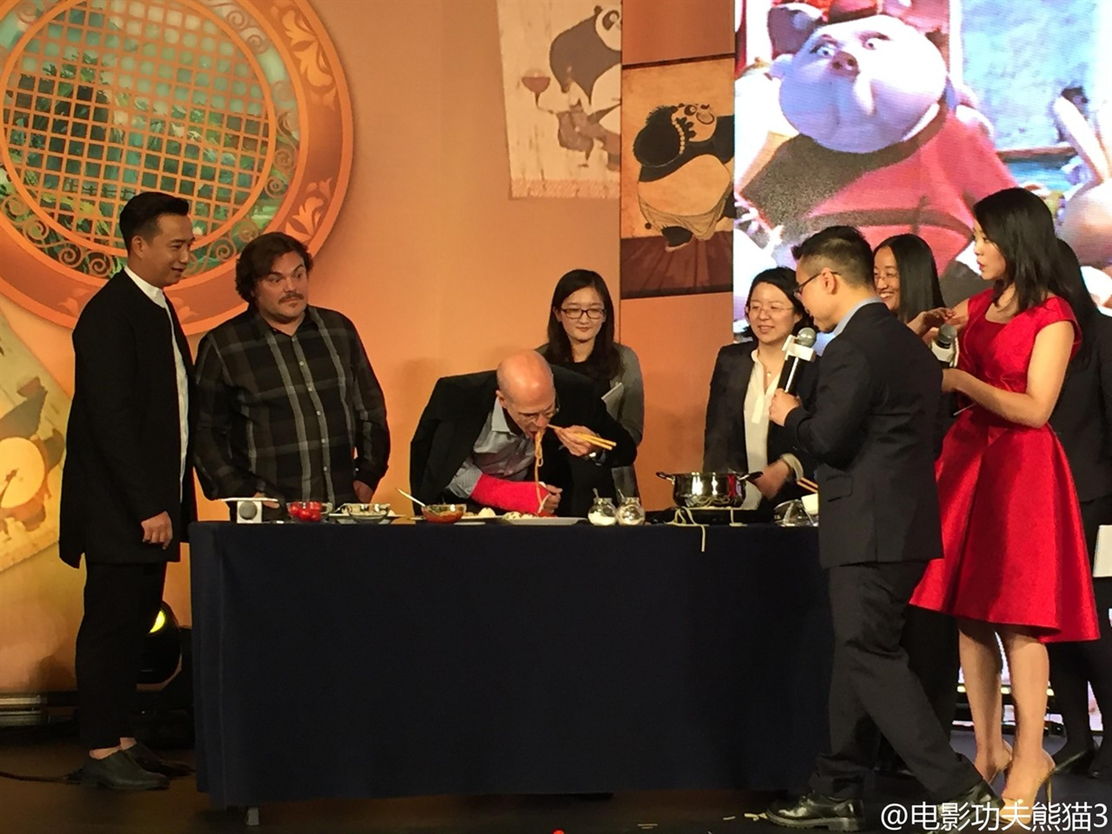众位评委上台吃面