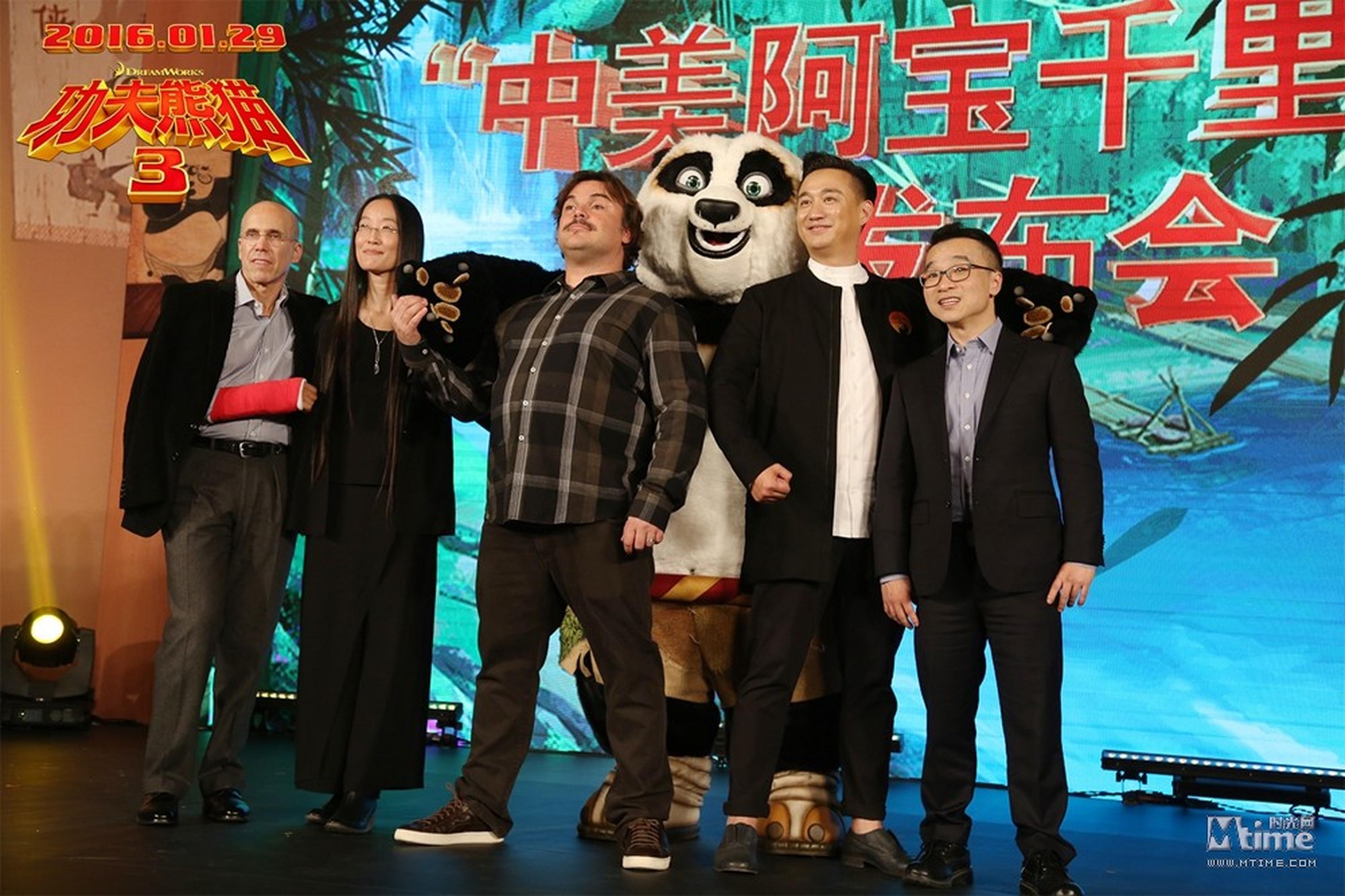 众位主创跟阿宝一起合影（左起：梦工场CEO杰弗里·卡森伯格、《功夫熊猫3》导演余仁英、杰克·布莱克、黄磊、《捉妖记》导演许诚毅）