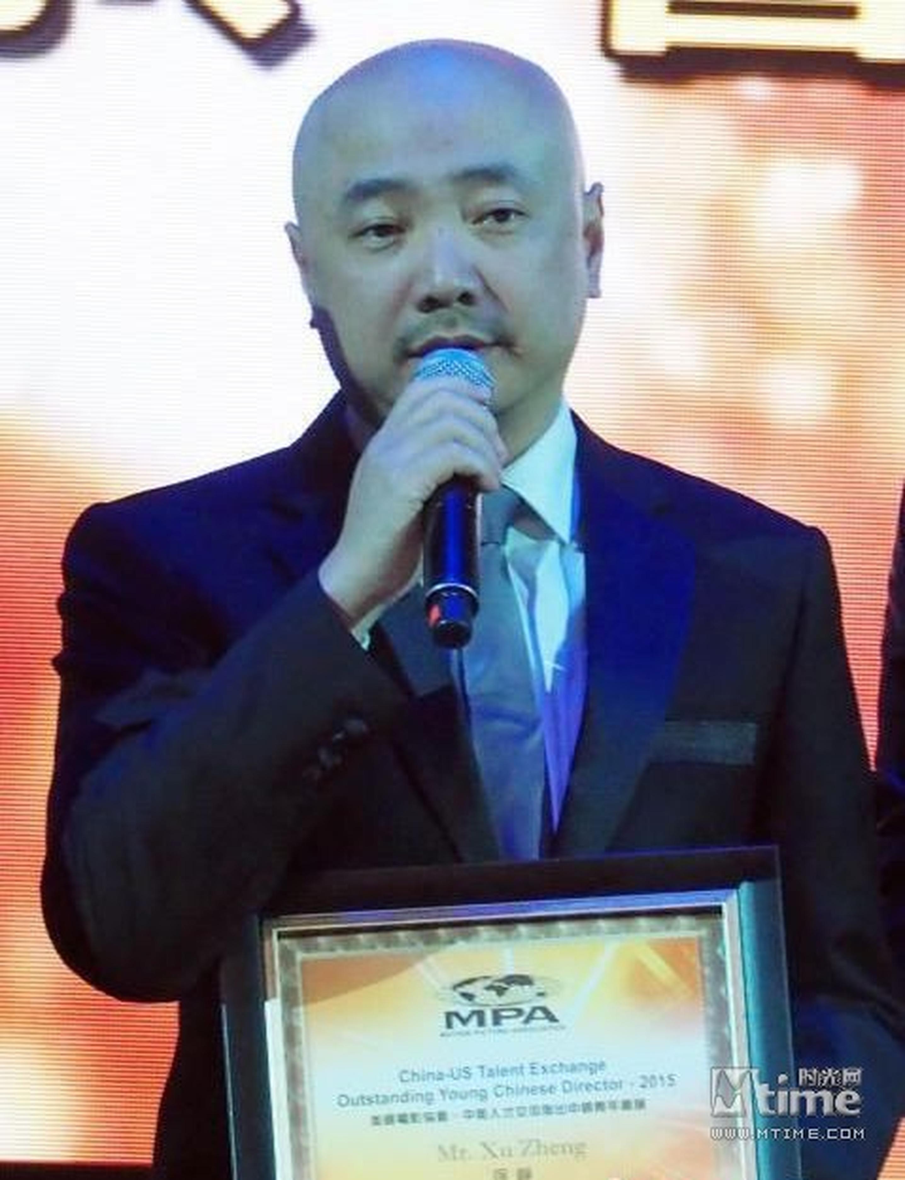 徐峥领取MPA颁发的“中美人才交流杰出青年导演证书”