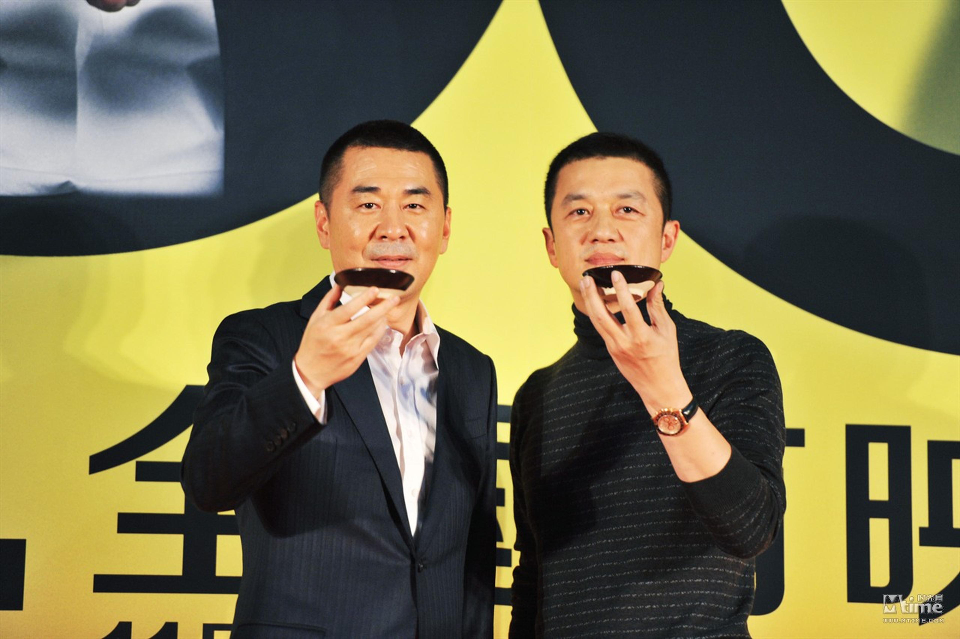 《一个勺子》首映式，陈建斌李亚鹏喝酒庆祝