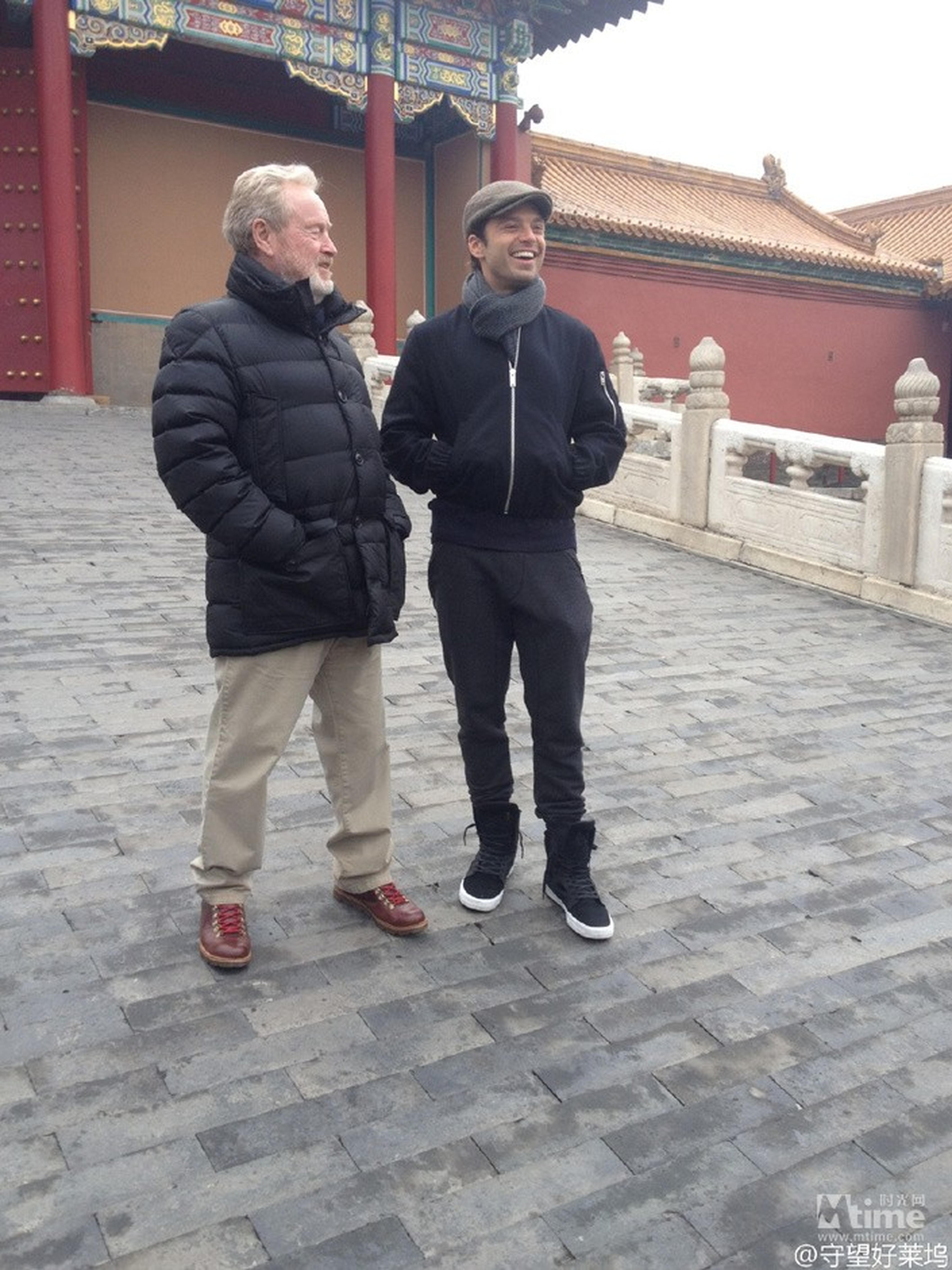 两人有说有笑，看来玩得蛮开心