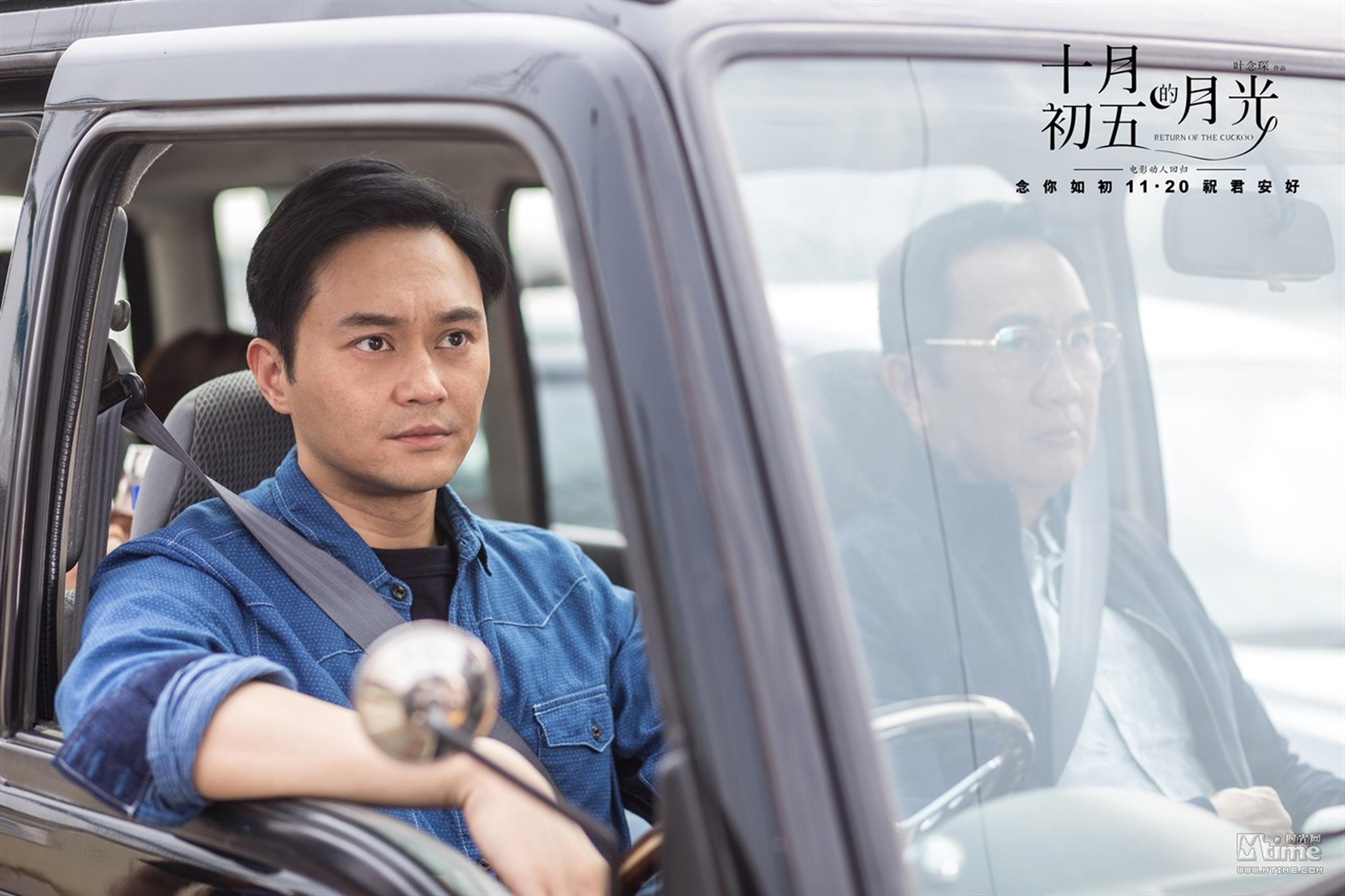 张智霖在车中忧心忡忡