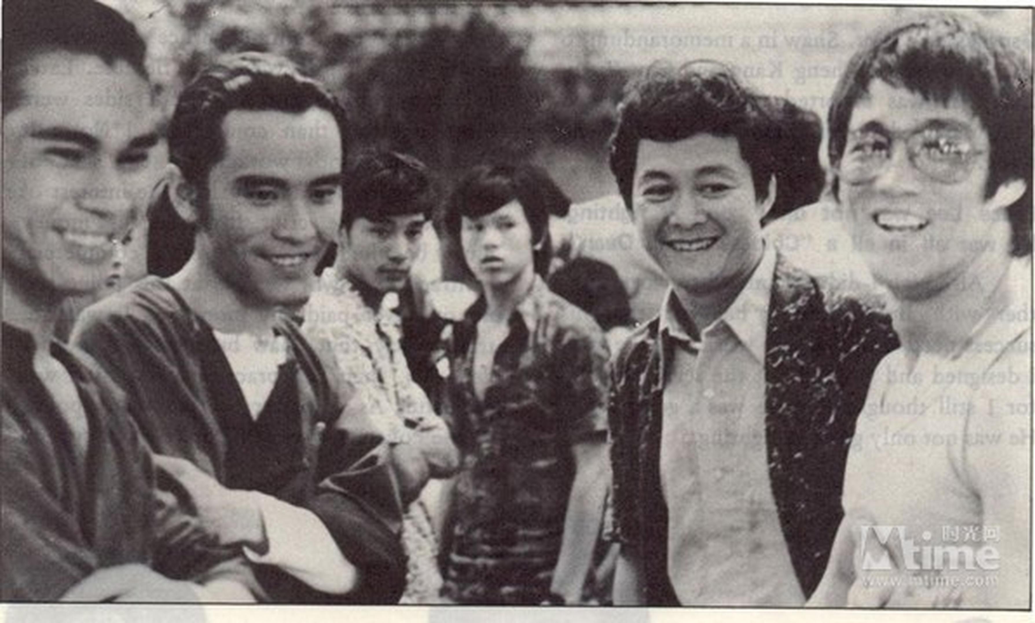 李小龙去邵氏片场探班《刺马》，左边的是陈观泰和姜大卫，当时的邵氏大明星
