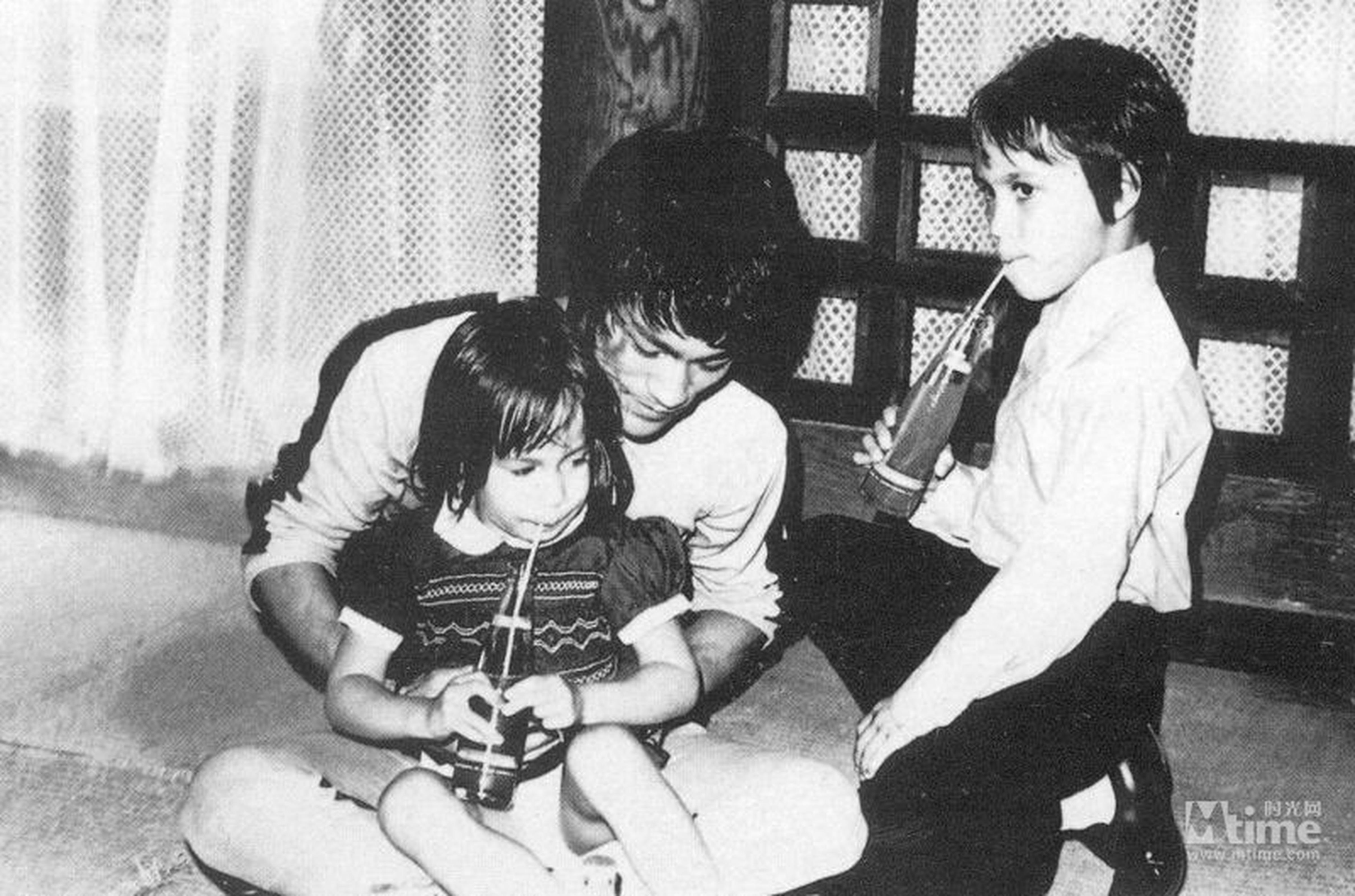 《死亡游戏》片场，李小龙和儿女一起