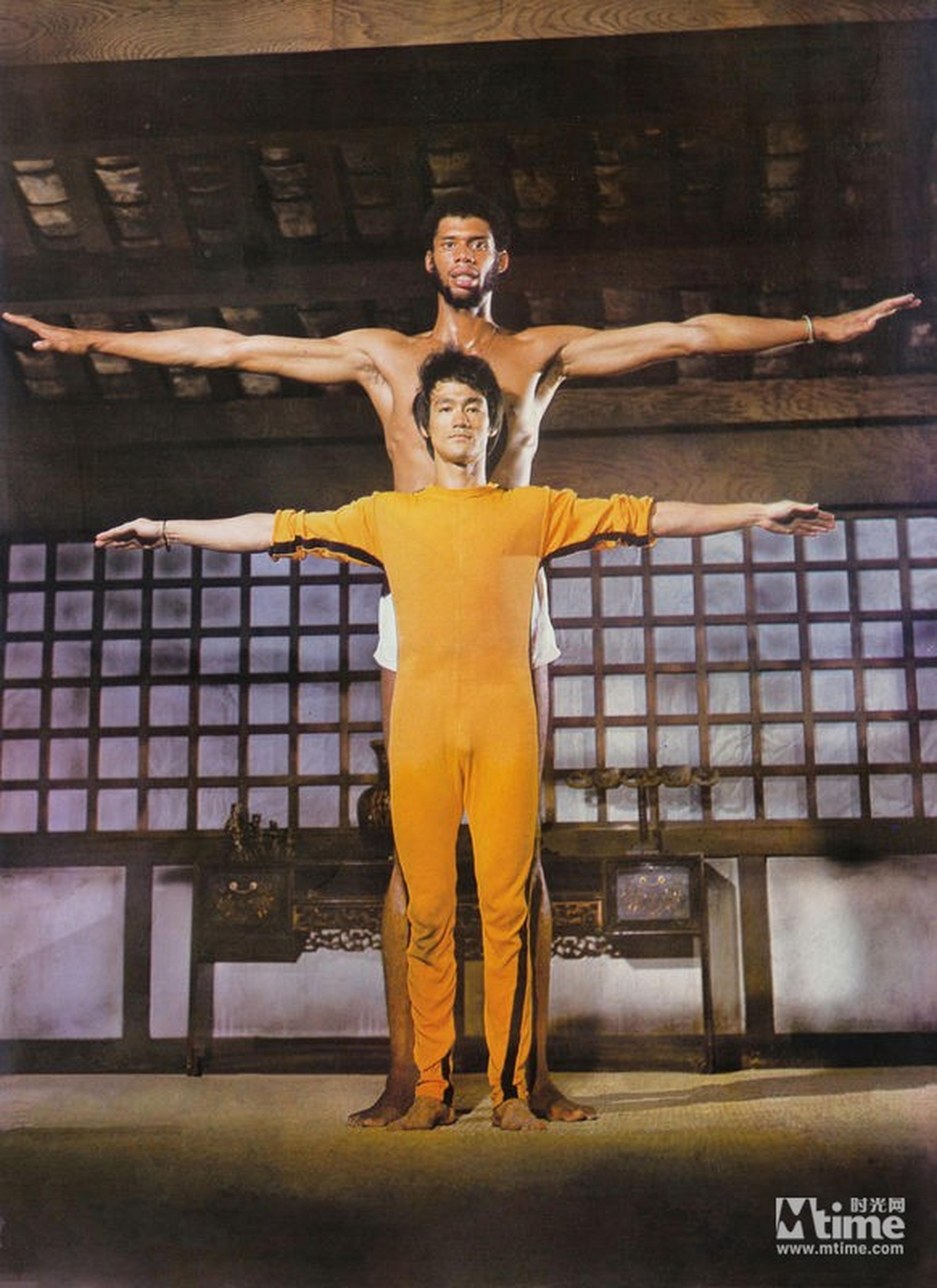 《死亡游戏》片场照，李小龙和NBA巨星贾巴尔，贾巴尔也是李小龙的徒弟