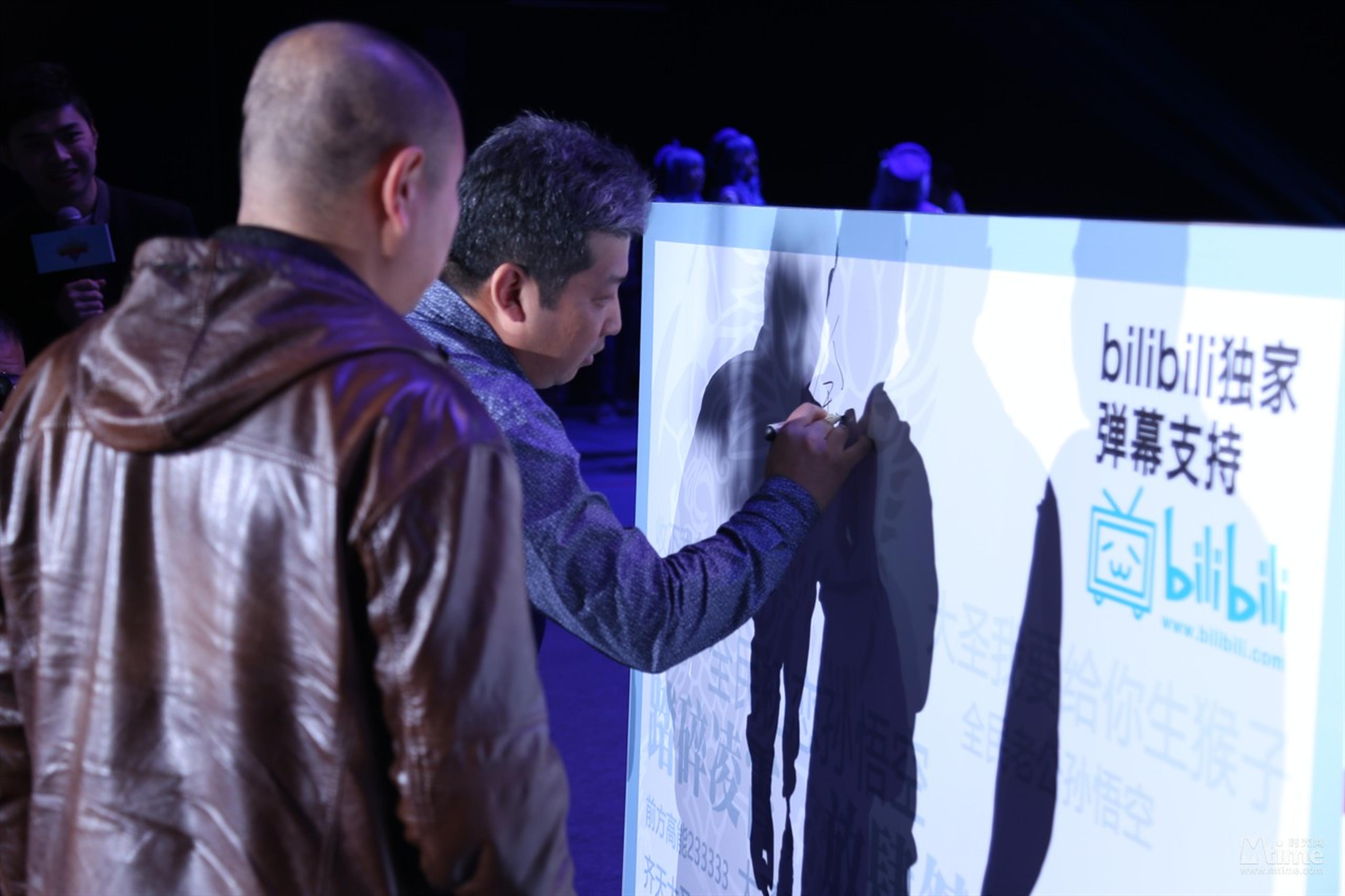 《大圣归来》主创监制金大勇、动画总监陈征为《大圣归来幕后故事书》签名