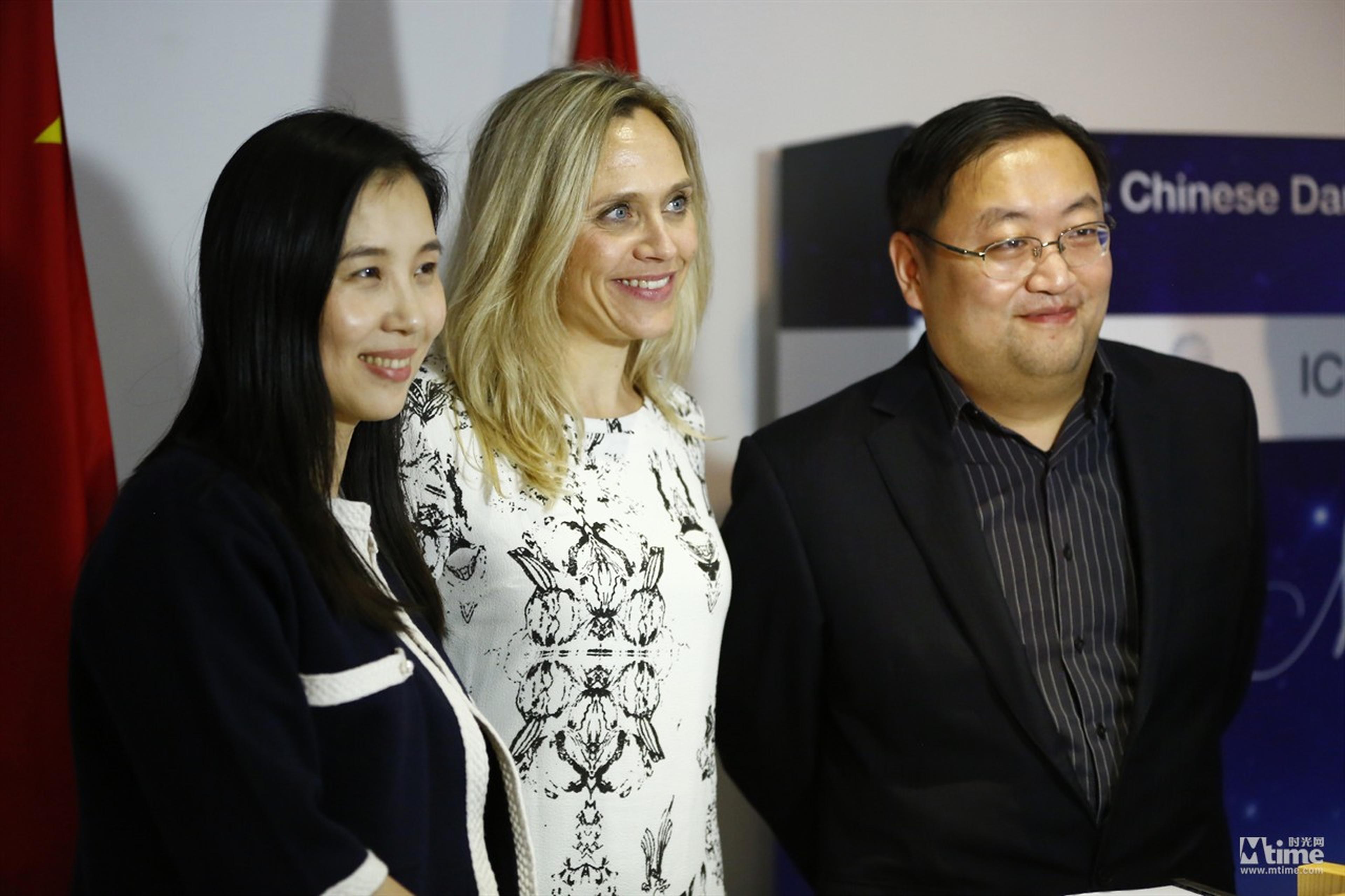 君舍文化传媒有限公司董事长钟丽芳、Zentropa电影公司CEO Rikke Ennis与升维传媒董事长束焕合影