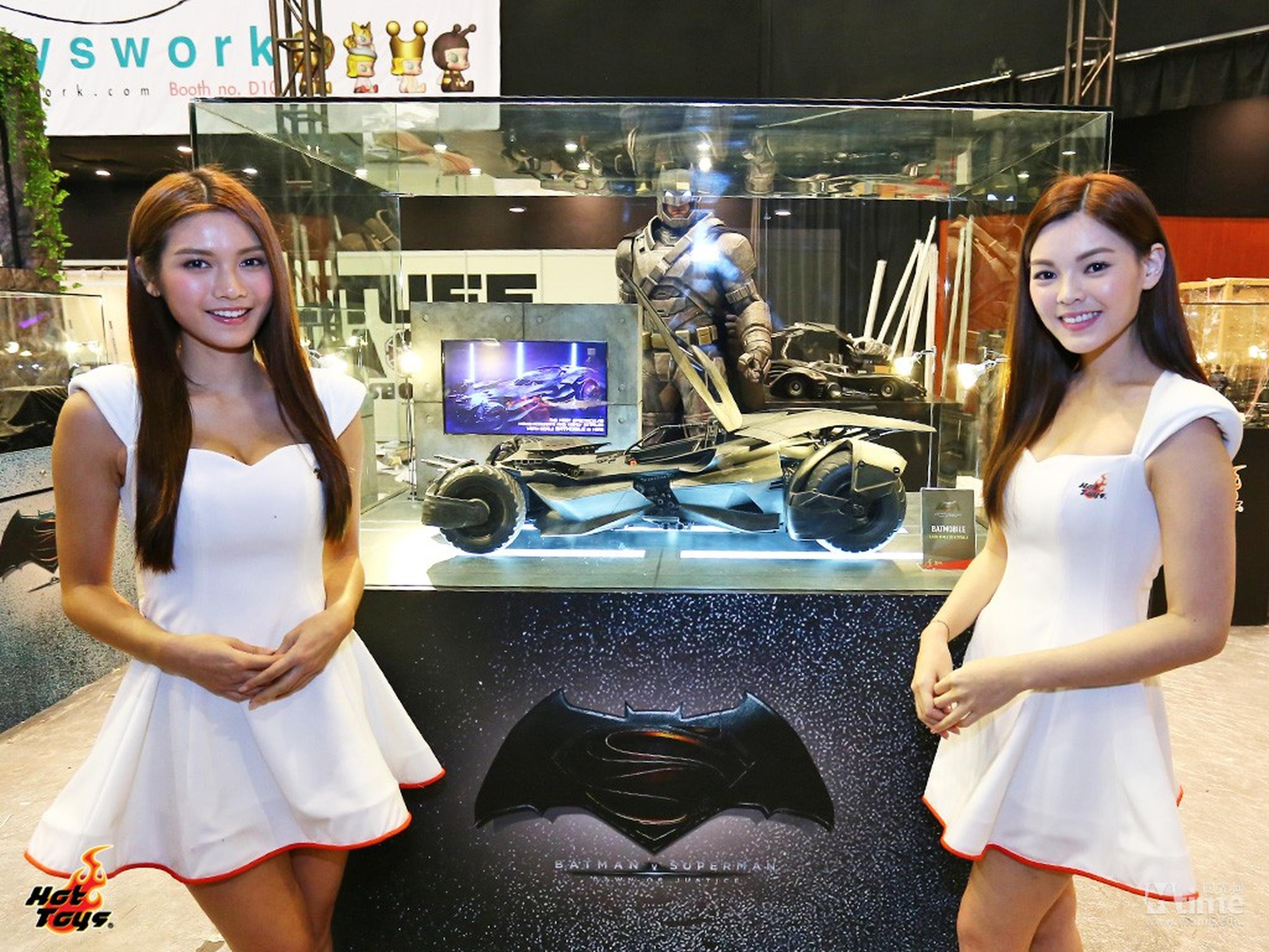 现场展示的巨型蝙蝠车，全长110cm
